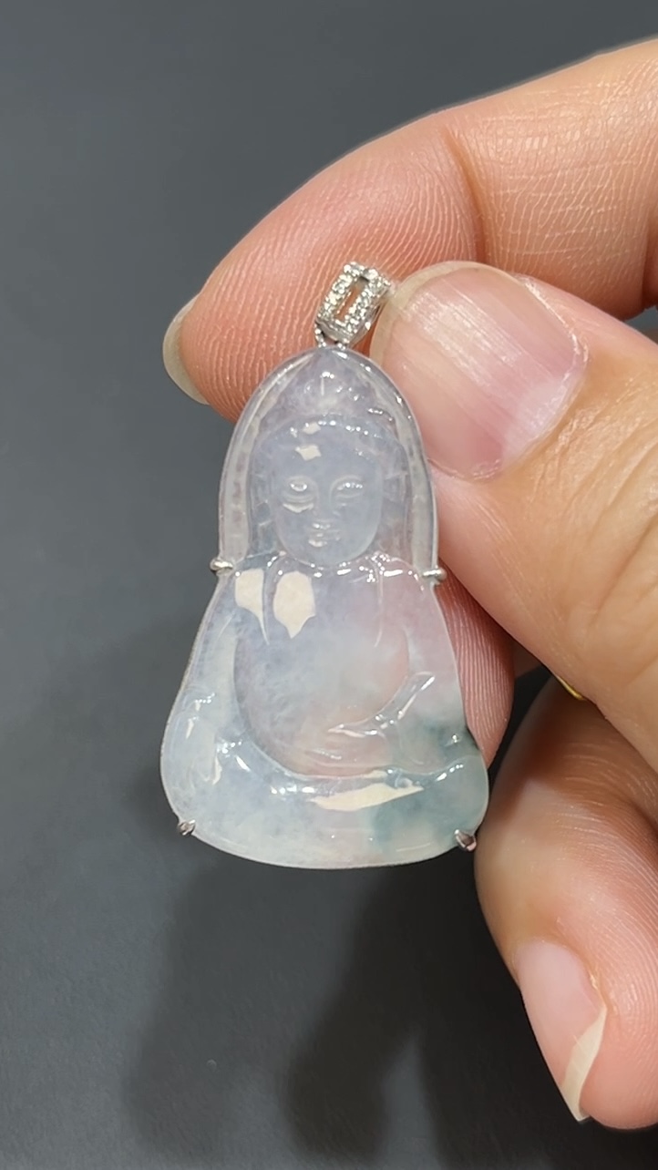 翡翠玉器精選 翠光守護・飄綠花翡翠觀音配18K包鑲嵌 玉吊墜 編號 #435 1 翡翠玉器精選 翠光守護・飄綠花翡翠觀音配18K包鑲嵌 玉吊墜 編號 #435