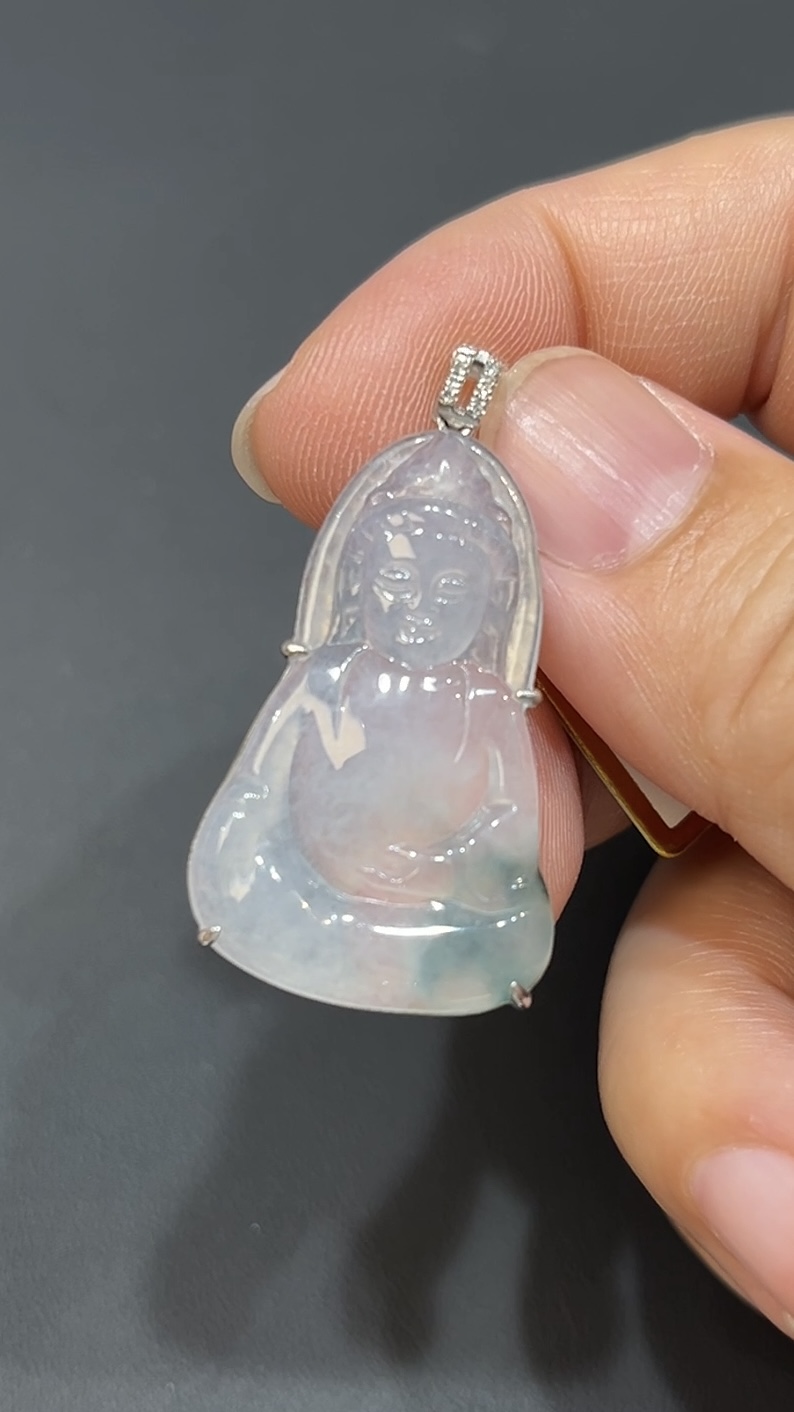 翡翠玉器精選 翠光守護・飄綠花翡翠觀音配18K包鑲嵌 玉吊墜 編號 #435 2 翡翠玉器精選 翠光守護・飄綠花翡翠觀音配18K包鑲嵌 玉吊墜 編號 #435 - Image 2