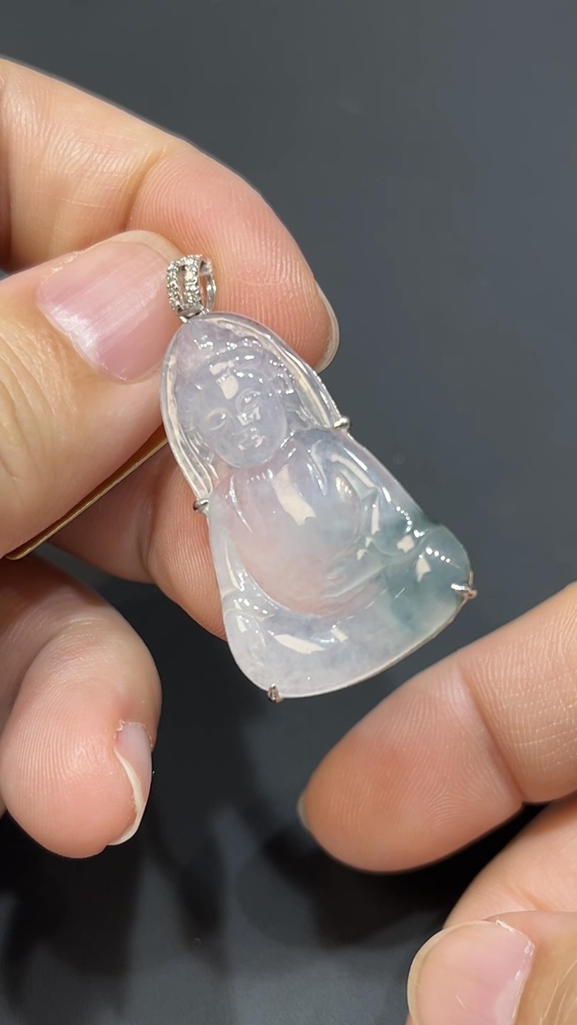 翡翠玉器精選 翠光守護・飄綠花翡翠觀音配18K包鑲嵌 玉吊墜 編號 #435 3 翡翠玉器精選 翠光守護・飄綠花翡翠觀音配18K包鑲嵌 玉吊墜 編號 #435 - Image 3