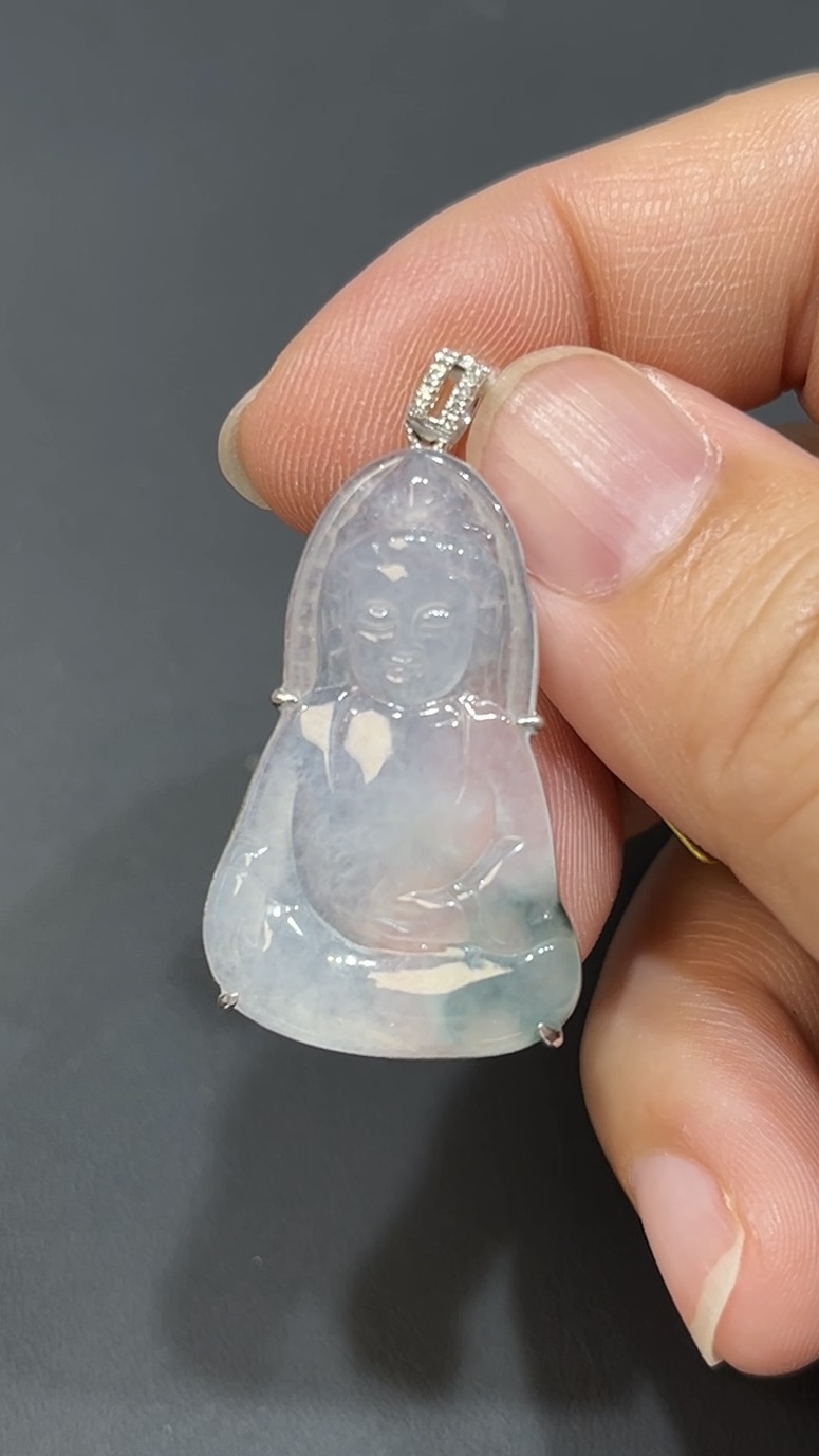 翡翠玉器精選 翠光守護・飄綠花翡翠觀音配18K包鑲嵌 玉吊墜 編號 #435 6 翡翠玉器精選 翠光守護・飄綠花翡翠觀音配18K包鑲嵌 玉吊墜 編號 #435 - Image 6