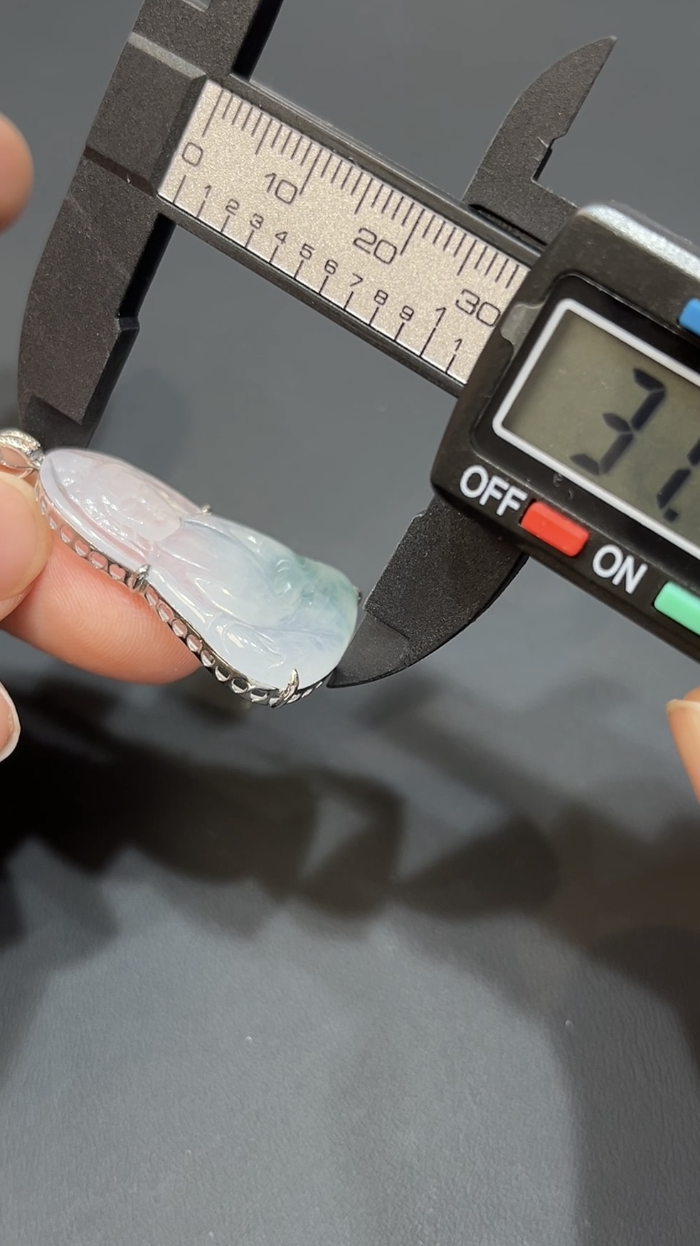 翡翠玉器精選 翠光守護・飄綠花翡翠觀音配18K包鑲嵌 玉吊墜 編號 #435 7 翡翠玉器精選 翠光守護・飄綠花翡翠觀音配18K包鑲嵌 玉吊墜 編號 #435 - Image 7