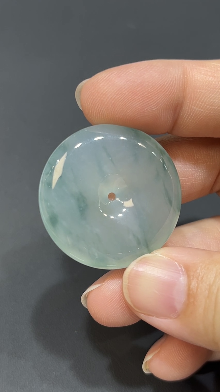 翡翠玉器精選 翠映祥光・飄綠花高品質翡翠平安扣 玉吊墜 編號 #436 2 翡翠玉器精選 翠映祥光・飄綠花高品質翡翠平安扣 玉吊墜 編號 #436 - Image 2