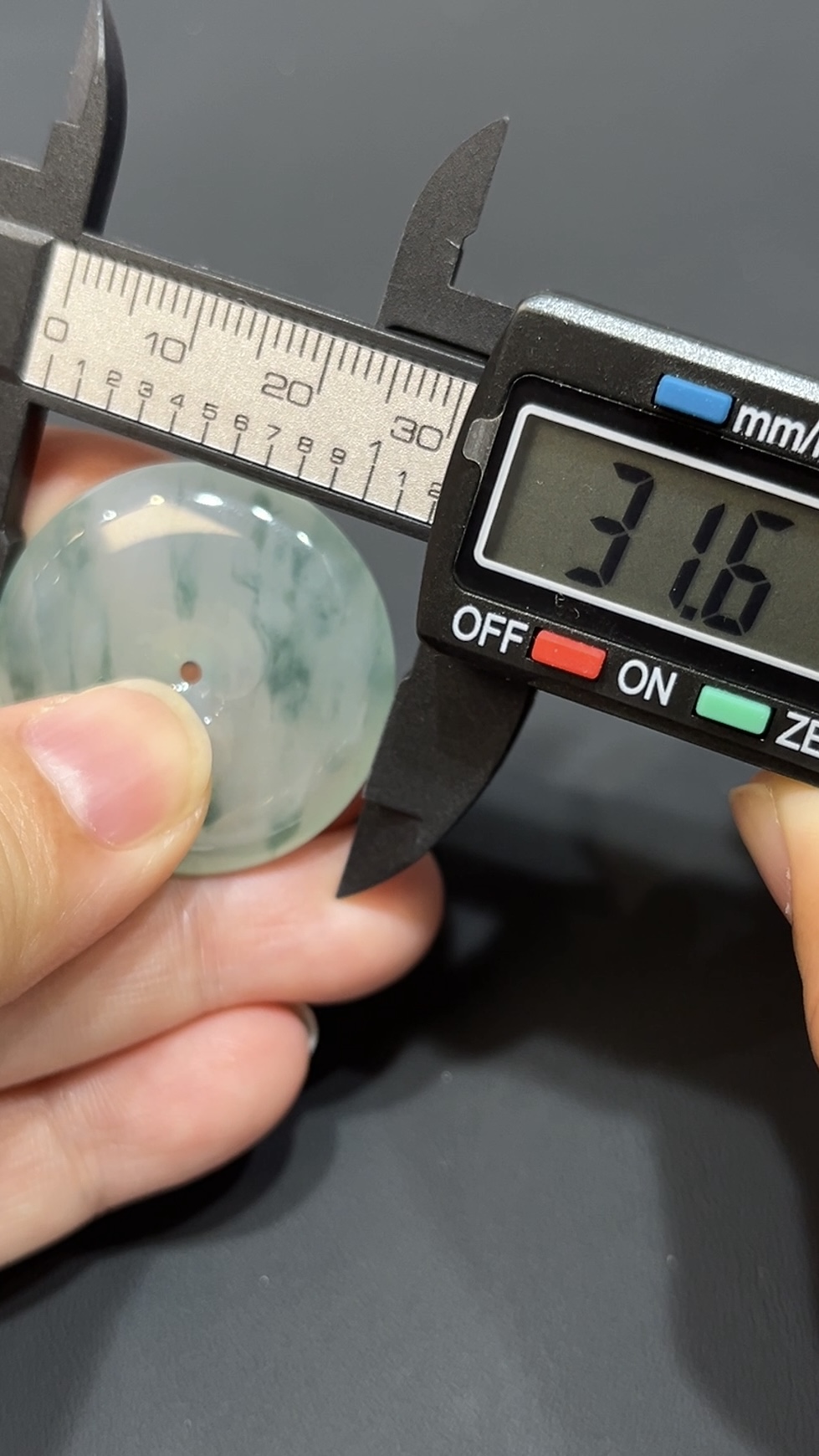 翡翠玉器精選 翠映祥光・飄綠花高品質翡翠平安扣 玉吊墜 編號 #436 8 翡翠玉器精選 翠映祥光・飄綠花高品質翡翠平安扣 玉吊墜 編號 #436 - Image 8