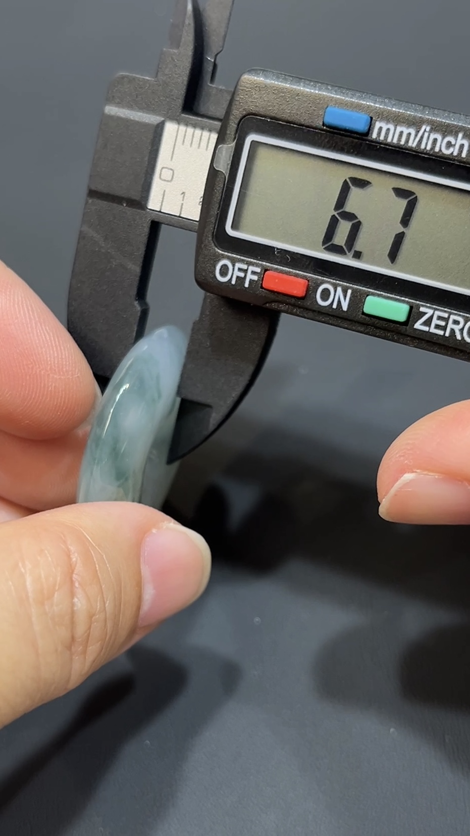 翡翠玉器精選 翠映祥光・飄綠花高品質翡翠平安扣 玉吊墜 編號 #436 9 翡翠玉器精選 翠映祥光・飄綠花高品質翡翠平安扣 玉吊墜 編號 #436 - Image 9