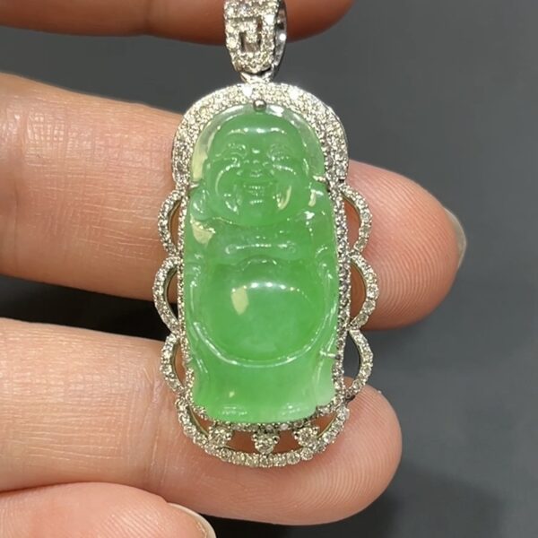 翡翠玉器精選 瑞光護佑・色種兼備翡翠站佛吊墜配18K白金鑽石 玉吊墜（編號437）
