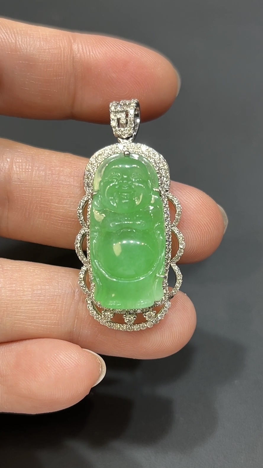 翡翠玉器精選 瑞光護佑・色種兼備翡翠站佛吊墜配18K白金鑽石 玉吊墜(編號437) 1 翡翠玉器精選 瑞光護佑・色種兼備翡翠站佛吊墜配18K白金鑽石 玉吊墜(編號437)