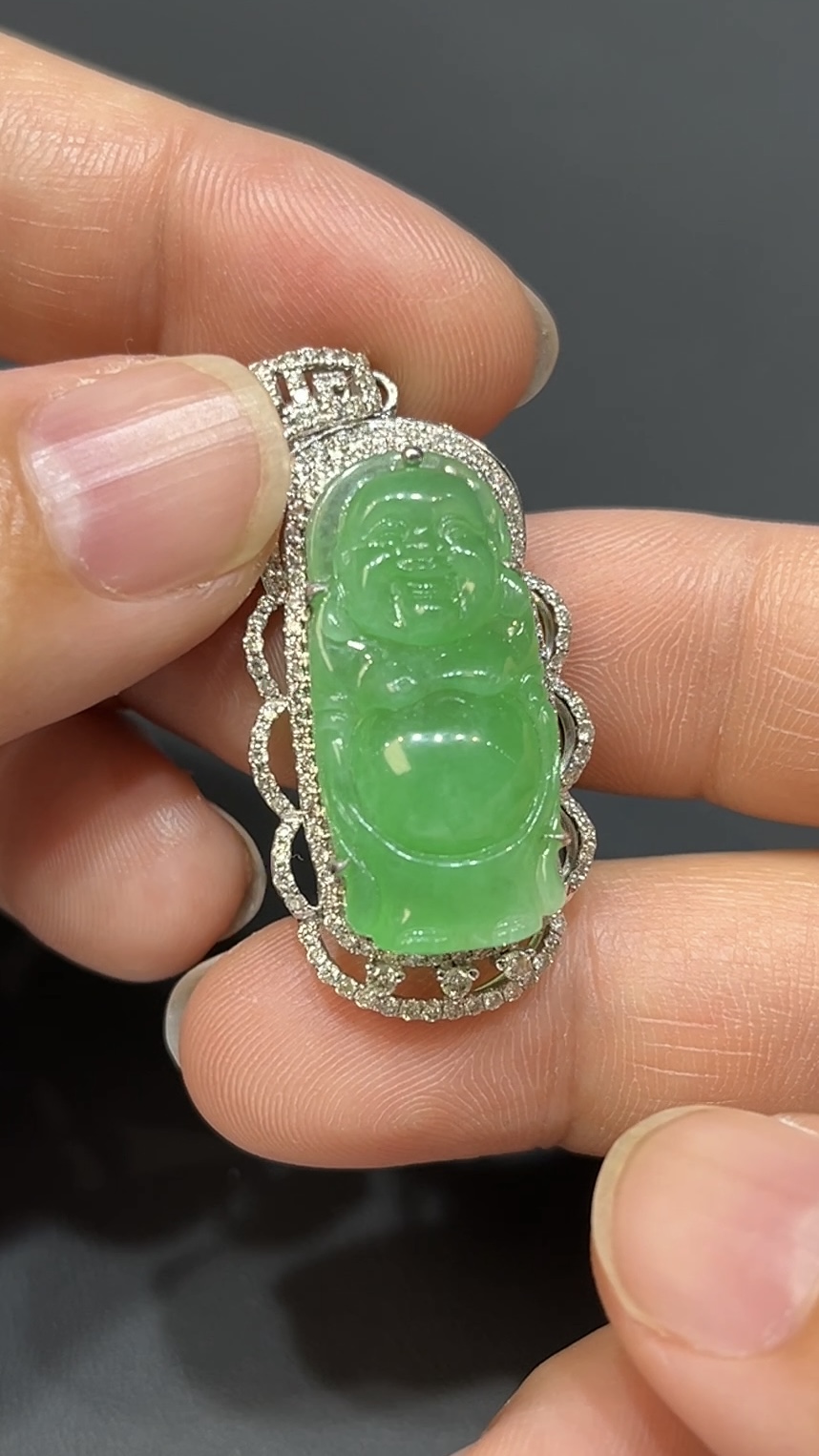翡翠玉器精選 瑞光護佑・色種兼備翡翠站佛吊墜配18K白金鑽石 玉吊墜(編號437) 2 翡翠玉器精選 瑞光護佑・色種兼備翡翠站佛吊墜配18K白金鑽石 玉吊墜(編號437) - Image 2