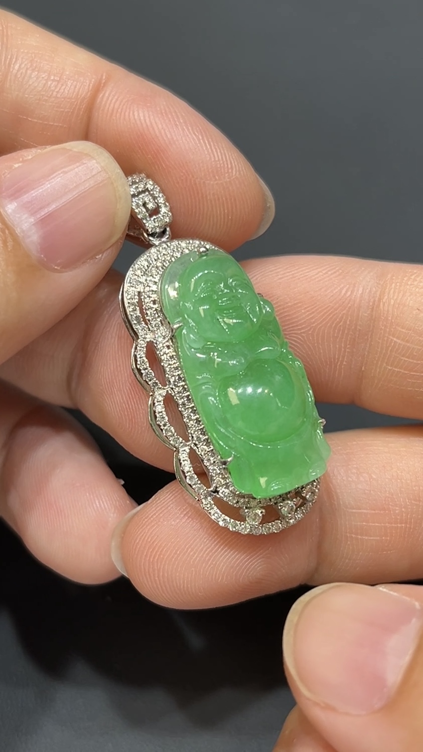 翡翠玉器精選 瑞光護佑・色種兼備翡翠站佛吊墜配18K白金鑽石 玉吊墜(編號437) 3 翡翠玉器精選 瑞光護佑・色種兼備翡翠站佛吊墜配18K白金鑽石 玉吊墜(編號437) - Image 3