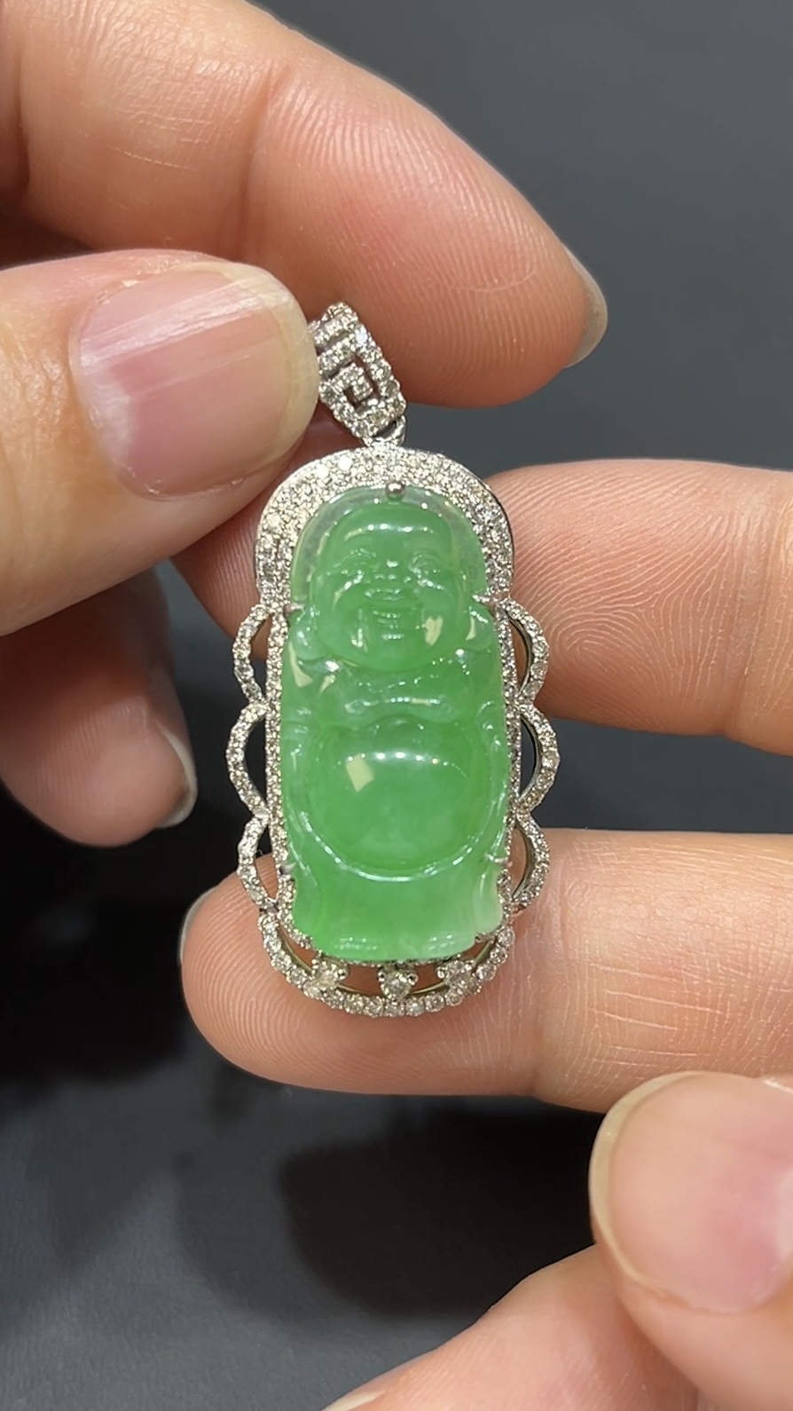 翡翠玉器精選 瑞光護佑・色種兼備翡翠站佛吊墜配18K白金鑽石 玉吊墜(編號437) 4 翡翠玉器精選 瑞光護佑・色種兼備翡翠站佛吊墜配18K白金鑽石 玉吊墜(編號437) - Image 4