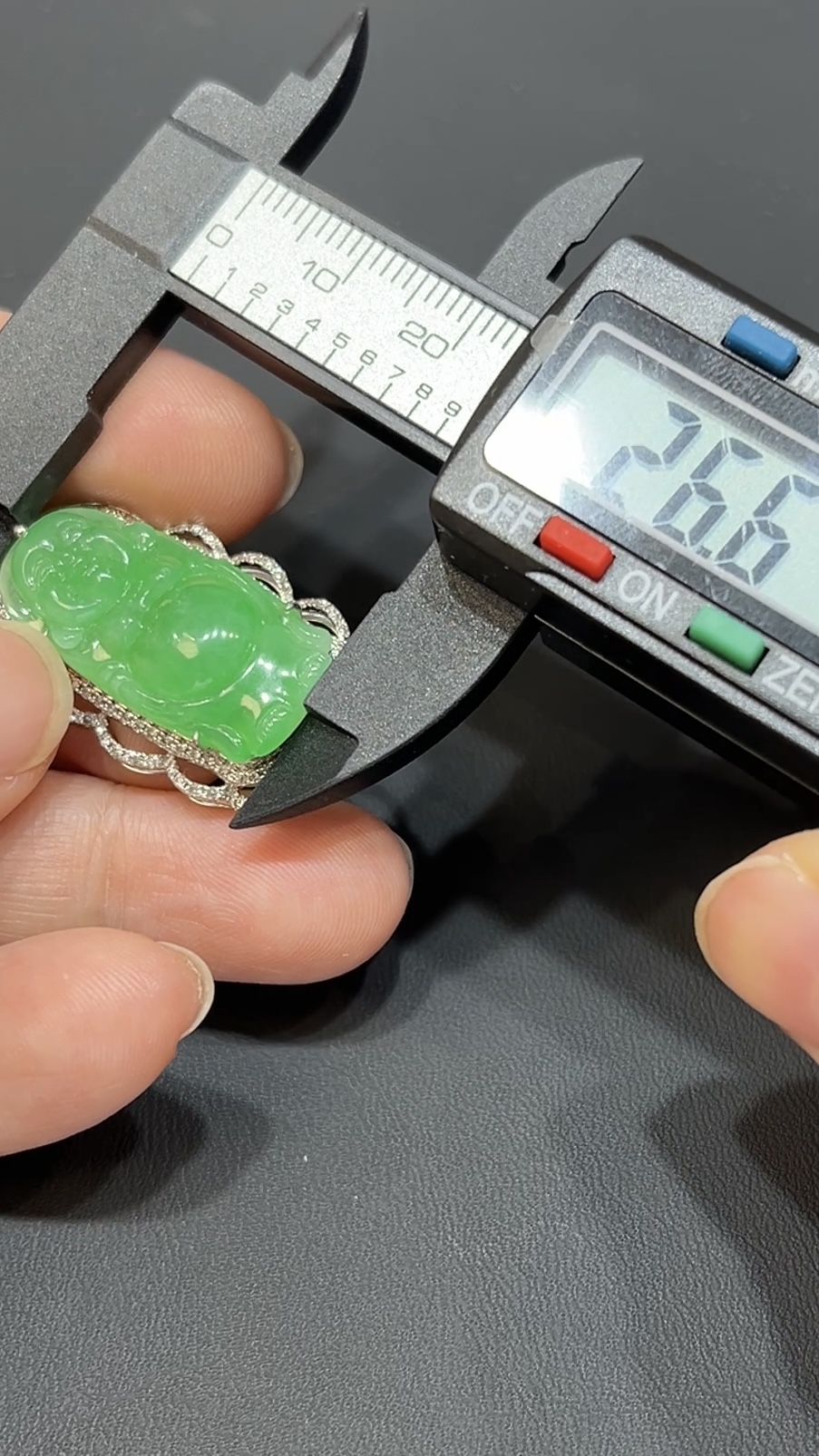 翡翠玉器精選 瑞光護佑・色種兼備翡翠站佛吊墜配18K白金鑽石 玉吊墜(編號437) 8 翡翠玉器精選 瑞光護佑・色種兼備翡翠站佛吊墜配18K白金鑽石 玉吊墜(編號437) - Image 8