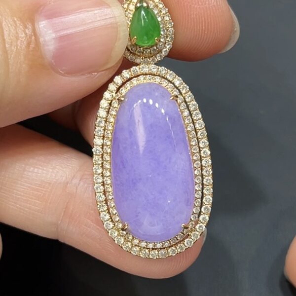 翡翠玉器精選 *春彩凝華・桃紅春紫翡翠素面吊墜鑲18K白金鑽石（編號438）