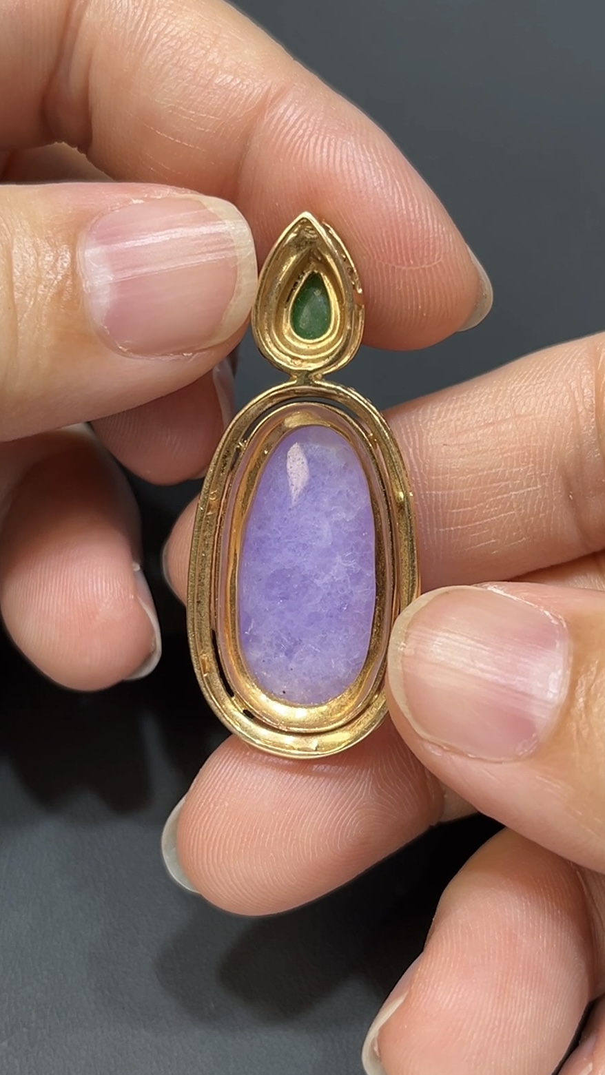 翡翠玉器精選 *春彩凝華・桃紅春紫翡翠素面吊墜鑲18K白金鑽石(編號438) 2 翡翠玉器精選 *春彩凝華・桃紅春紫翡翠素面吊墜鑲18K白金鑽石(編號438) - Image 2