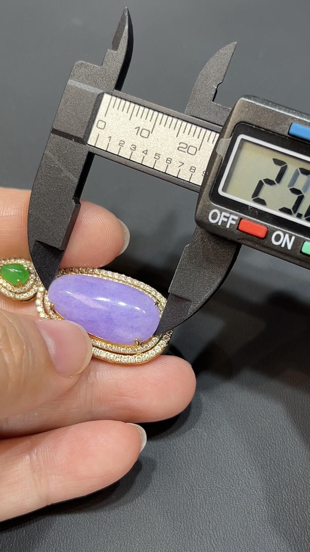 翡翠玉器精選 *春彩凝華・桃紅春紫翡翠素面吊墜鑲18K白金鑽石(編號438) 8 翡翠玉器精選 *春彩凝華・桃紅春紫翡翠素面吊墜鑲18K白金鑽石(編號438) - Image 8