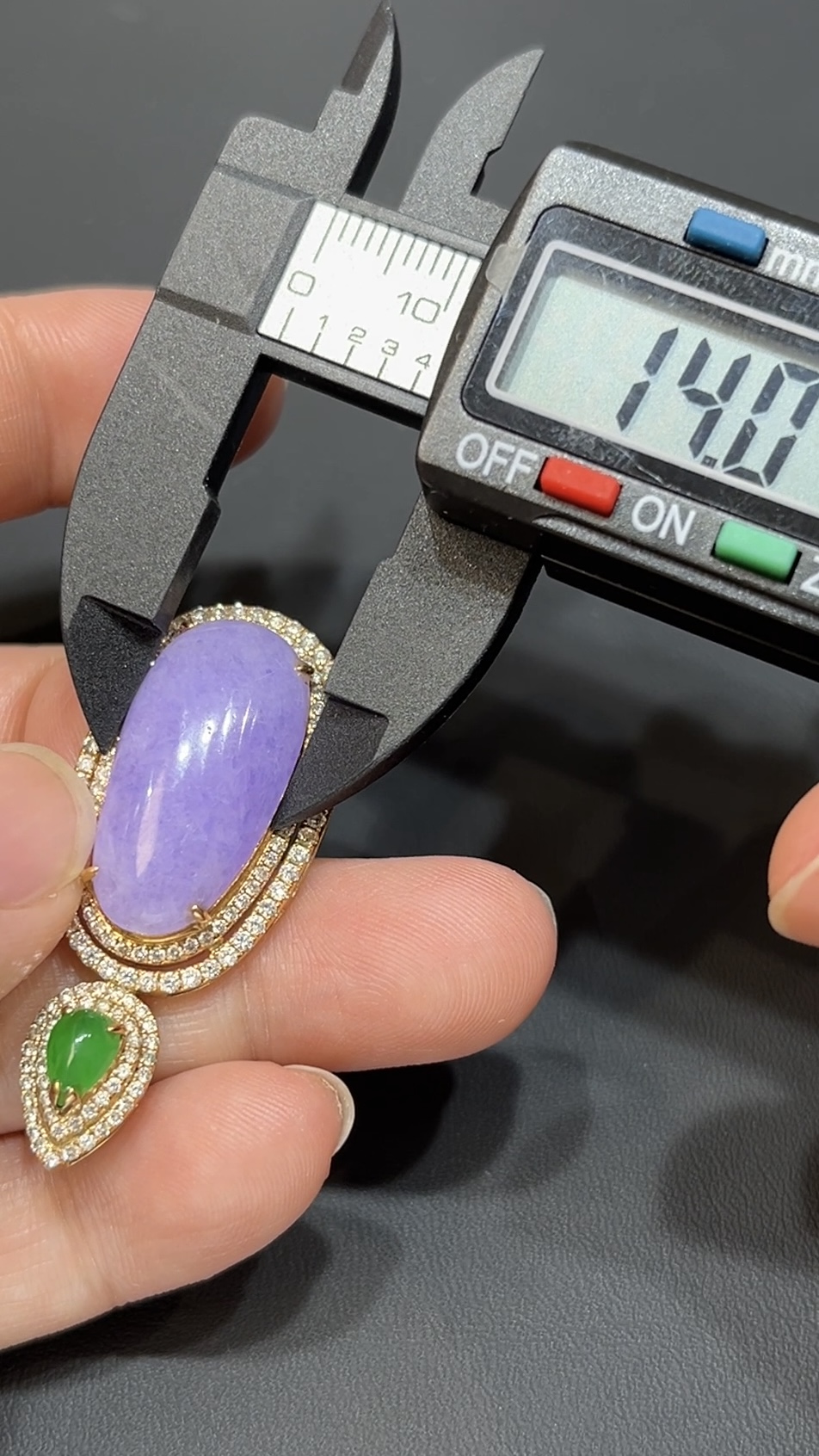 翡翠玉器精選 *春彩凝華・桃紅春紫翡翠素面吊墜鑲18K白金鑽石(編號438) 9 翡翠玉器精選 *春彩凝華・桃紅春紫翡翠素面吊墜鑲18K白金鑽石(編號438) - Image 9