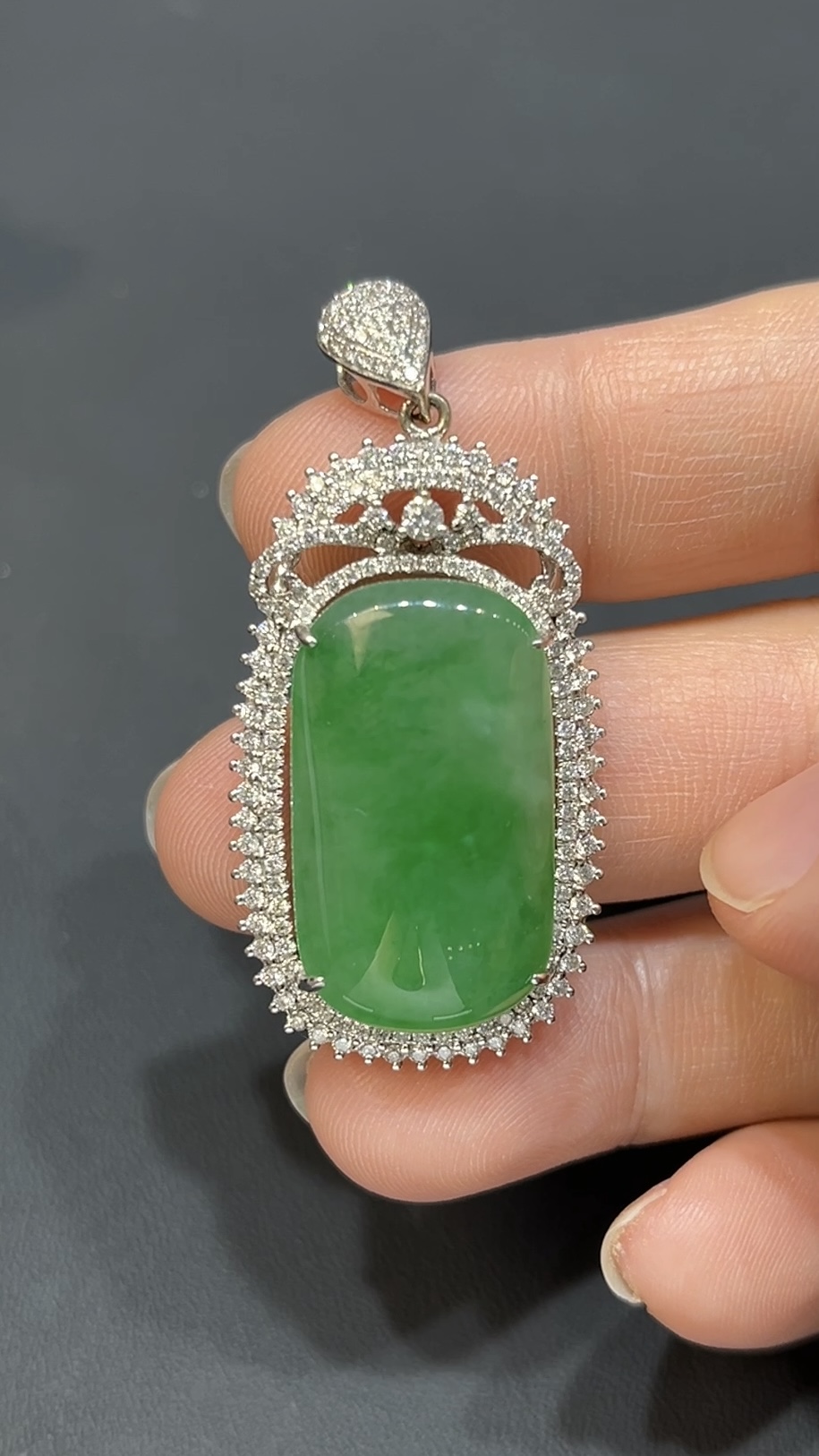 翡翠玉器精選 雅緻光韻・高品質翡翠素面吊墜配18K白金鑽石鑲嵌(編號439) 2 翡翠玉器精選 雅緻光韻・高品質翡翠素面吊墜配18K白金鑽石鑲嵌(編號439) - Image 2