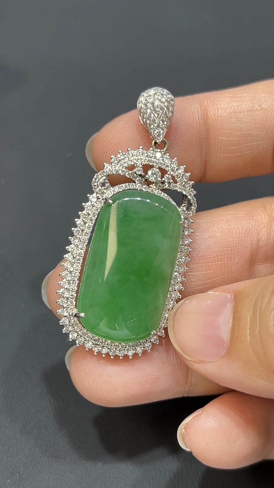 翡翠玉器精選 雅緻光韻・高品質翡翠素面吊墜配18K白金鑽石鑲嵌(編號439) 3 翡翠玉器精選 雅緻光韻・高品質翡翠素面吊墜配18K白金鑽石鑲嵌(編號439) - Image 3