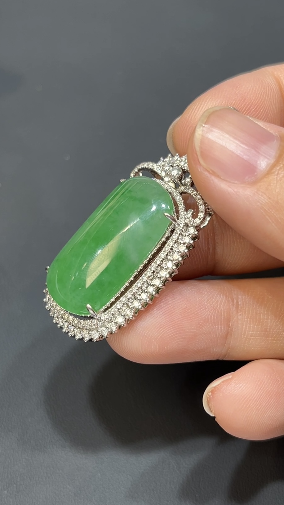 翡翠玉器精選 雅緻光韻・高品質翡翠素面吊墜配18K白金鑽石鑲嵌(編號439) 4 翡翠玉器精選 雅緻光韻・高品質翡翠素面吊墜配18K白金鑽石鑲嵌(編號439) - Image 4