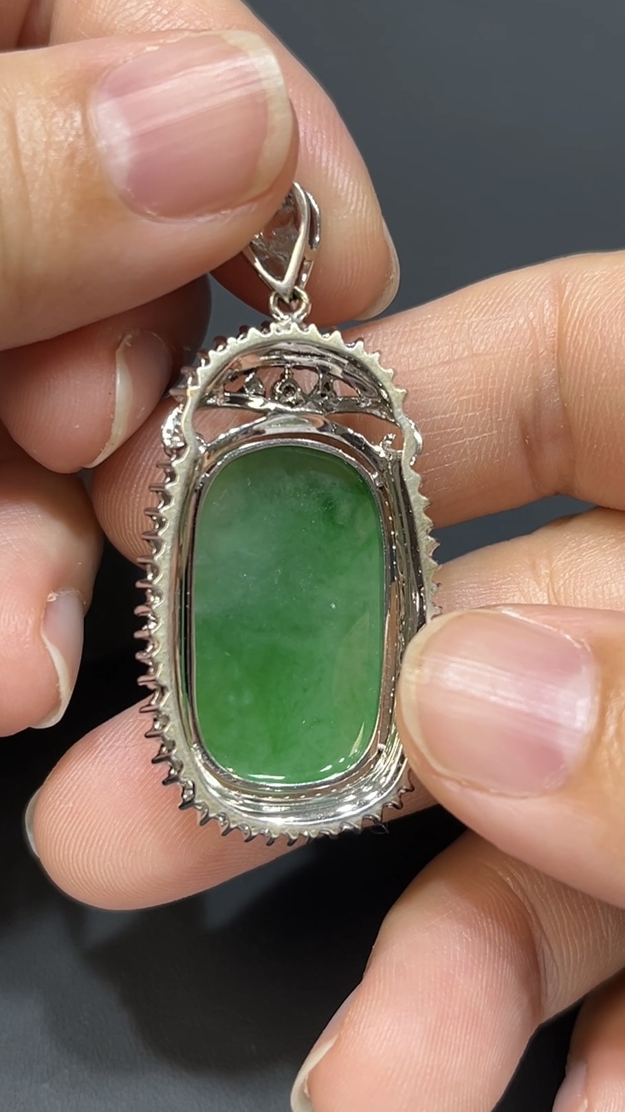 翡翠玉器精選 雅緻光韻・高品質翡翠素面吊墜配18K白金鑽石鑲嵌(編號439) 6 翡翠玉器精選 雅緻光韻・高品質翡翠素面吊墜配18K白金鑽石鑲嵌(編號439) - Image 6