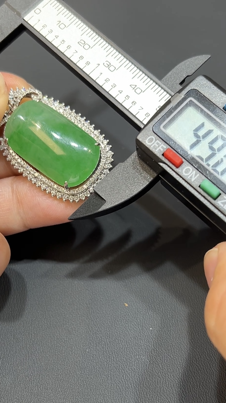 翡翠玉器精選 雅緻光韻・高品質翡翠素面吊墜配18K白金鑽石鑲嵌(編號439) 8 翡翠玉器精選 雅緻光韻・高品質翡翠素面吊墜配18K白金鑽石鑲嵌(編號439) - Image 8