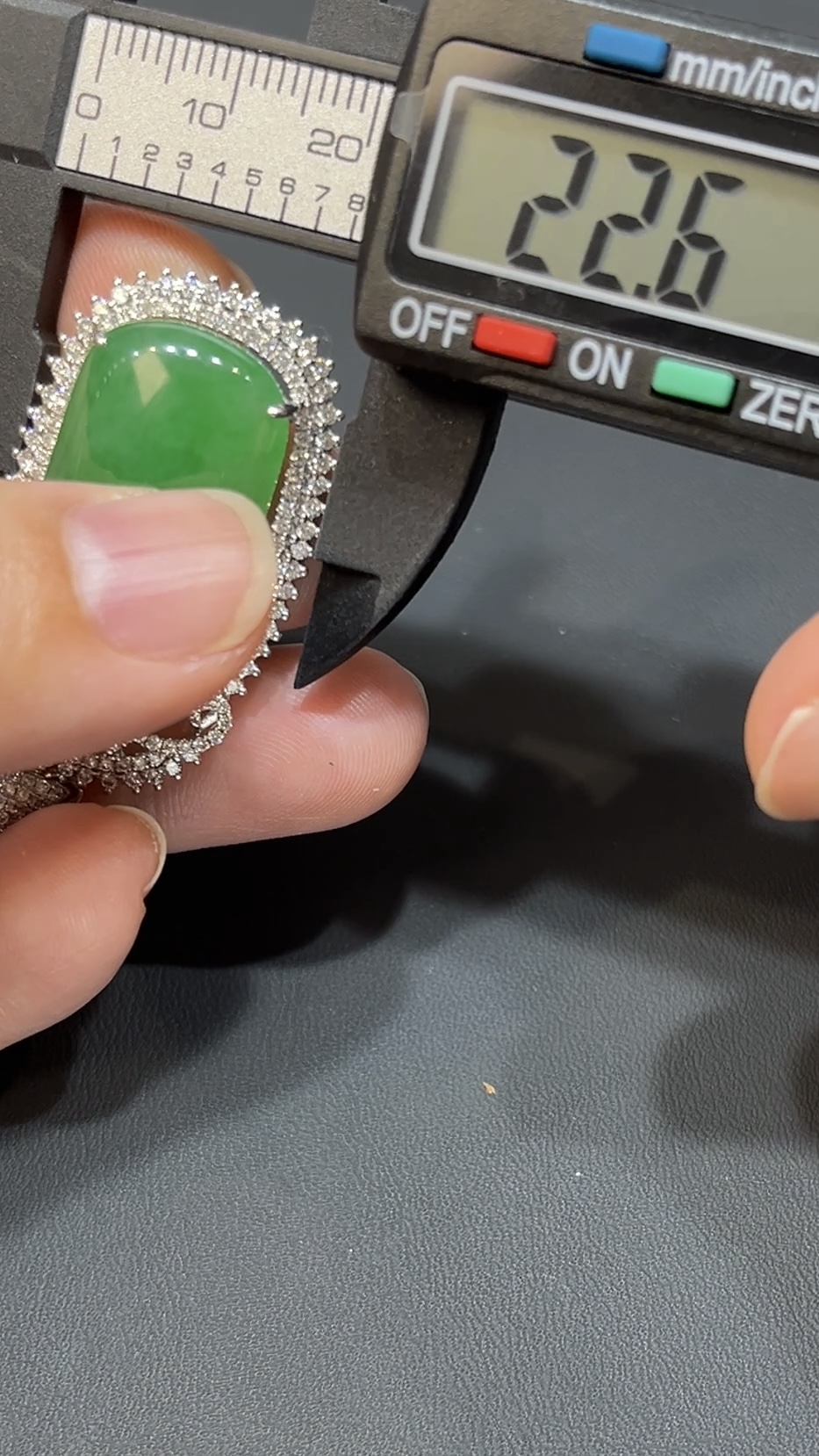 翡翠玉器精選 雅緻光韻・高品質翡翠素面吊墜配18K白金鑽石鑲嵌(編號439) 9 翡翠玉器精選 雅緻光韻・高品質翡翠素面吊墜配18K白金鑽石鑲嵌(編號439) - Image 9