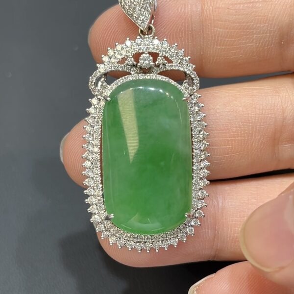 翡翠玉器精選 雅緻光韻・高品質翡翠素面吊墜配18K白金鑽石鑲嵌（編號439）