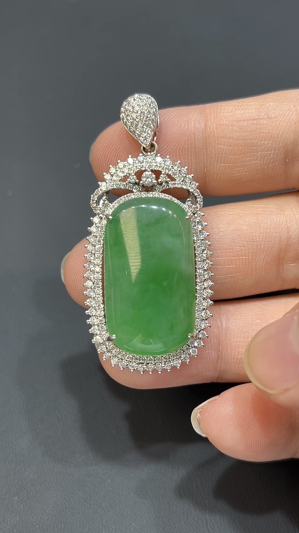 翡翠玉器精選 雅緻光韻・高品質翡翠素面吊墜配18K白金鑽石鑲嵌(編號439) 1 翡翠玉器精選 雅緻光韻・高品質翡翠素面吊墜配18K白金鑽石鑲嵌(編號439)