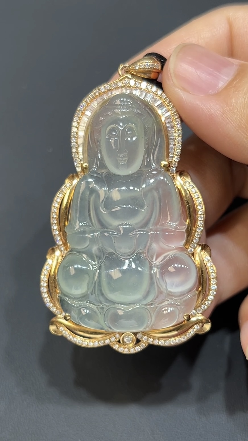 翡翠玉器精選 翡翠玉器精選 金耀慈輝・高品質大件翡翠觀音配18K黃金鑽石鑲嵌(編號440) 2 翡翠玉器精選 翡翠玉器精選 金耀慈輝・高品質大件翡翠觀音配18K黃金鑽石鑲嵌(編號440) - Image 2