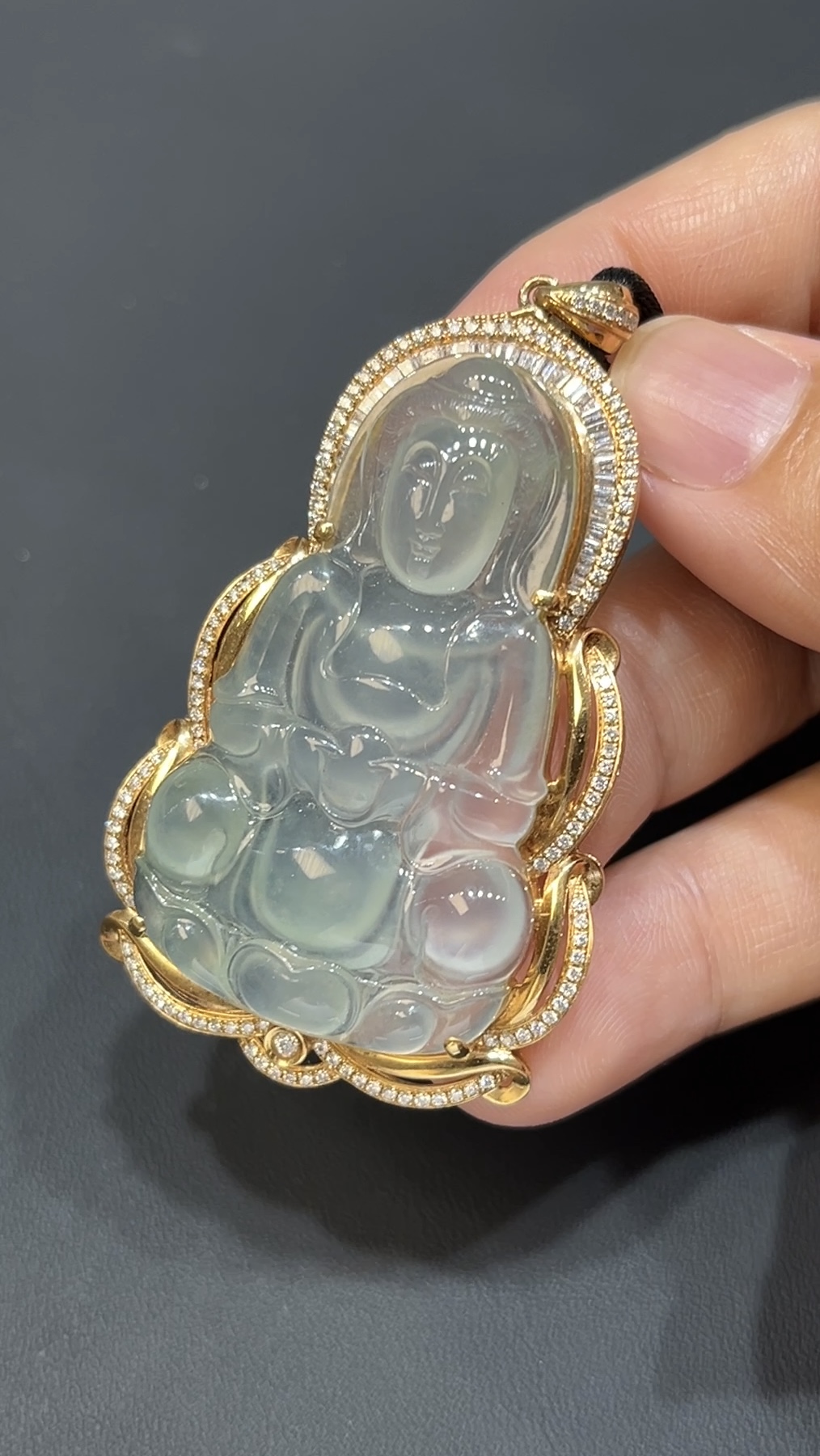 翡翠玉器精選 翡翠玉器精選 金耀慈輝・高品質大件翡翠觀音配18K黃金鑽石鑲嵌(編號440) 3 翡翠玉器精選 翡翠玉器精選 金耀慈輝・高品質大件翡翠觀音配18K黃金鑽石鑲嵌(編號440) - Image 3