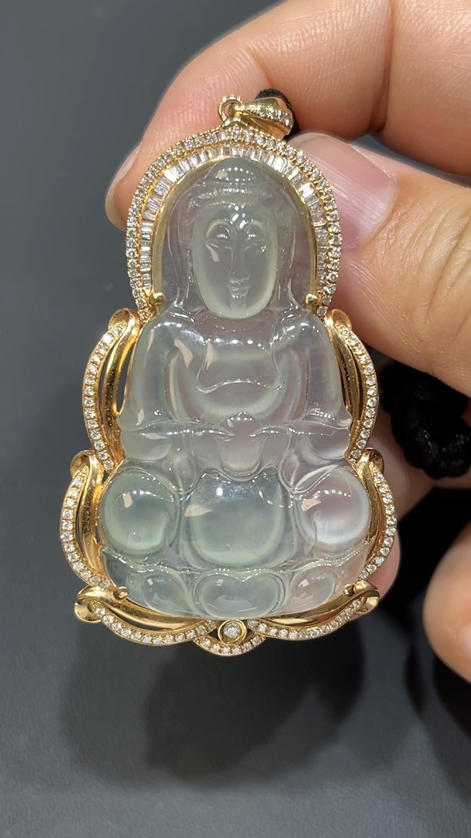 翡翠玉器精選 翡翠玉器精選 金耀慈輝・高品質大件翡翠觀音配18K黃金鑽石鑲嵌(編號440) 4 翡翠玉器精選 翡翠玉器精選 金耀慈輝・高品質大件翡翠觀音配18K黃金鑽石鑲嵌(編號440) - Image 4