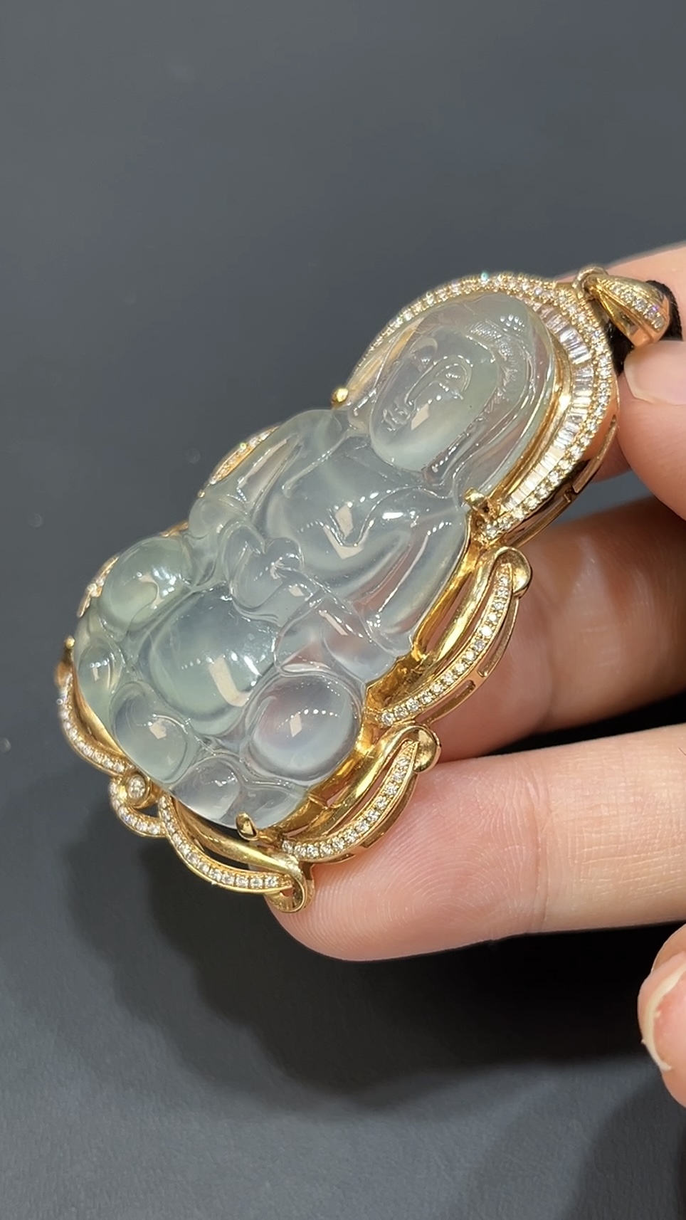 翡翠玉器精選 翡翠玉器精選 金耀慈輝・高品質大件翡翠觀音配18K黃金鑽石鑲嵌(編號440) 5 翡翠玉器精選 翡翠玉器精選 金耀慈輝・高品質大件翡翠觀音配18K黃金鑽石鑲嵌(編號440) - Image 5