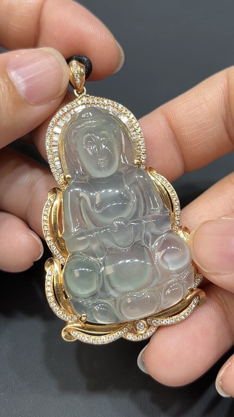 翡翠玉器精選 翡翠玉器精選 金耀慈輝・高品質大件翡翠觀音配18K黃金鑽石鑲嵌(編號440) 6 翡翠玉器精選 翡翠玉器精選 金耀慈輝・高品質大件翡翠觀音配18K黃金鑽石鑲嵌(編號440) - Image 6