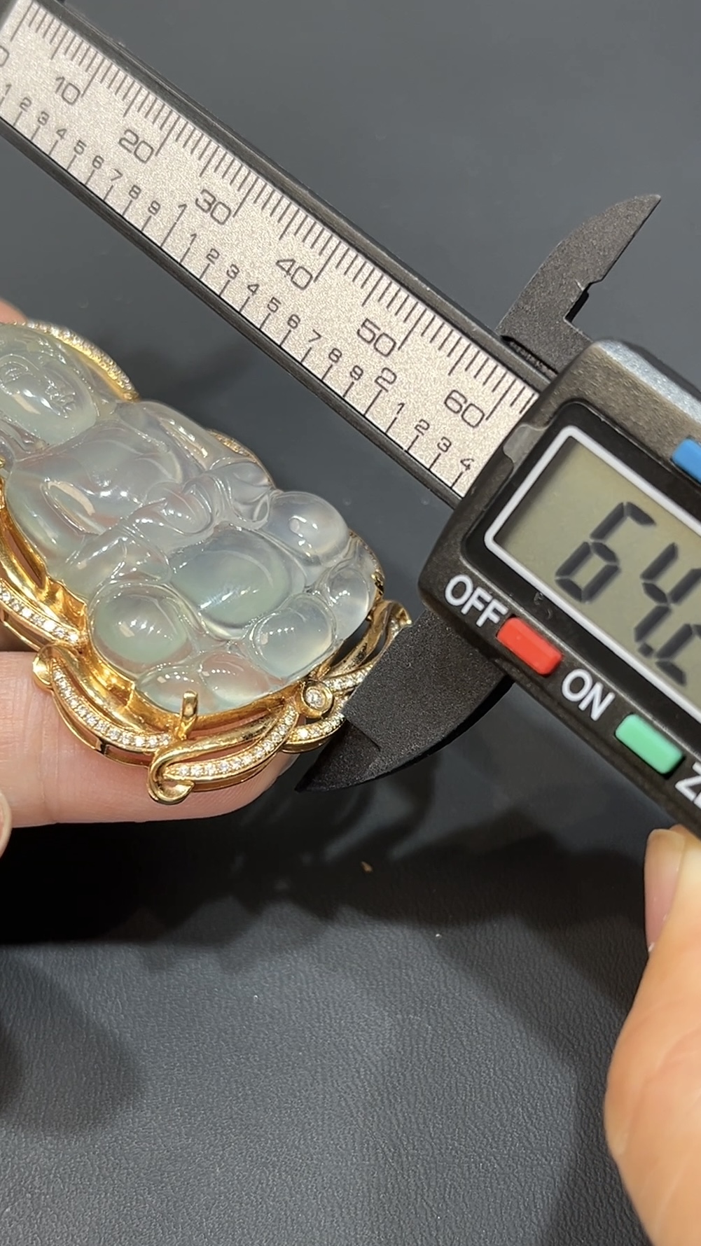 翡翠玉器精選 翡翠玉器精選 金耀慈輝・高品質大件翡翠觀音配18K黃金鑽石鑲嵌(編號440) 7 翡翠玉器精選 翡翠玉器精選 金耀慈輝・高品質大件翡翠觀音配18K黃金鑽石鑲嵌(編號440) - Image 7