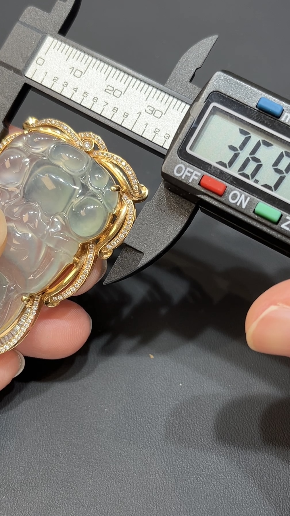 翡翠玉器精選 翡翠玉器精選 金耀慈輝・高品質大件翡翠觀音配18K黃金鑽石鑲嵌(編號440) 8 翡翠玉器精選 翡翠玉器精選 金耀慈輝・高品質大件翡翠觀音配18K黃金鑽石鑲嵌(編號440) - Image 8