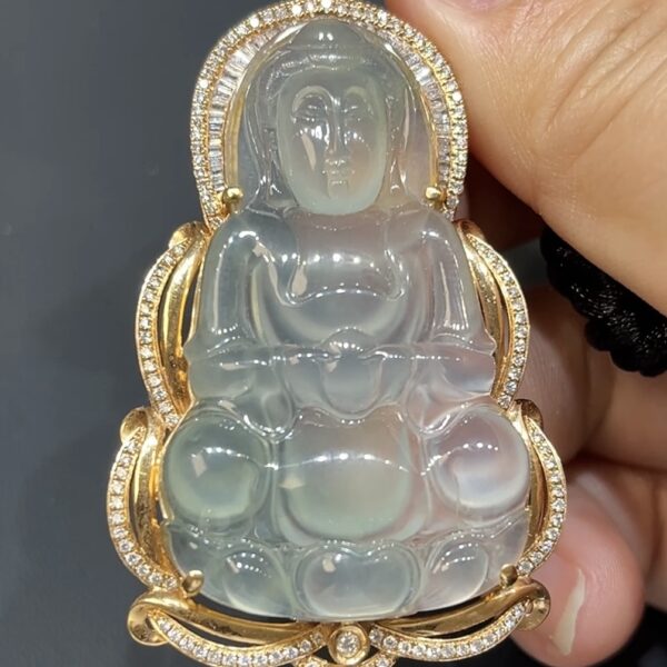 翡翠玉器精選 金耀慈輝・高品質大件翡翠觀音配18K黃金鑽石鑲嵌（編號440）