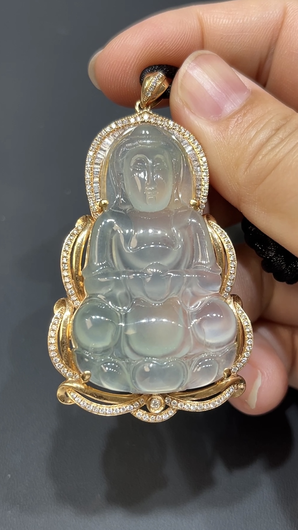 翡翠玉器精選 翡翠玉器精選 金耀慈輝・高品質大件翡翠觀音配18K黃金鑽石鑲嵌(編號440) 1 翡翠玉器精選 金耀慈輝・高品質大件翡翠觀音配18K黃金鑽石鑲嵌(編號440)