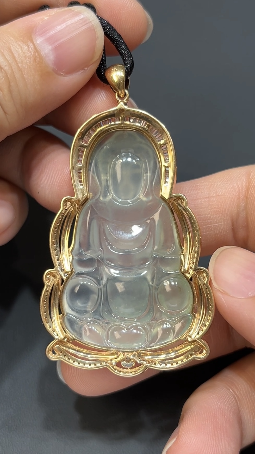 翡翠玉器精選 翡翠玉器精選 金耀慈輝・高品質大件翡翠觀音配18K黃金鑽石鑲嵌(編號440) 10 翡翠玉器精選 翡翠玉器精選 金耀慈輝・高品質大件翡翠觀音配18K黃金鑽石鑲嵌(編號440) - Image 10