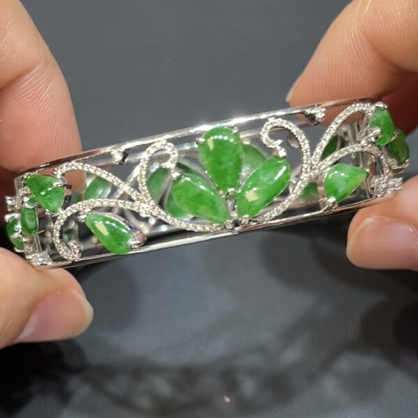 翡翠玉器精選 翠耀華章・18K白金鑽石鑲陽綠翡翠隨形翡翠手鐲（編號441）