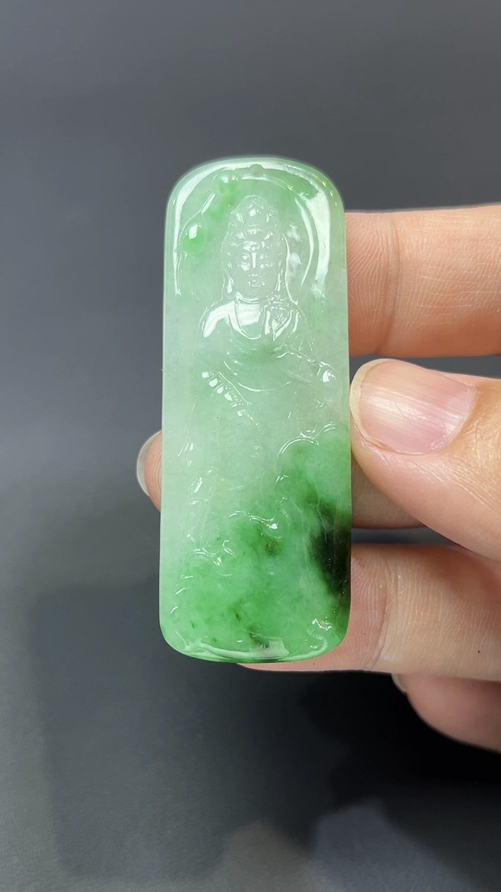 翡翠玉器精選 翠韻慈容・陽綠翡翠站觀音吊墜 編號#442 1 翡翠玉器精選 翠韻慈容・陽綠翡翠站觀音吊墜 編號#442