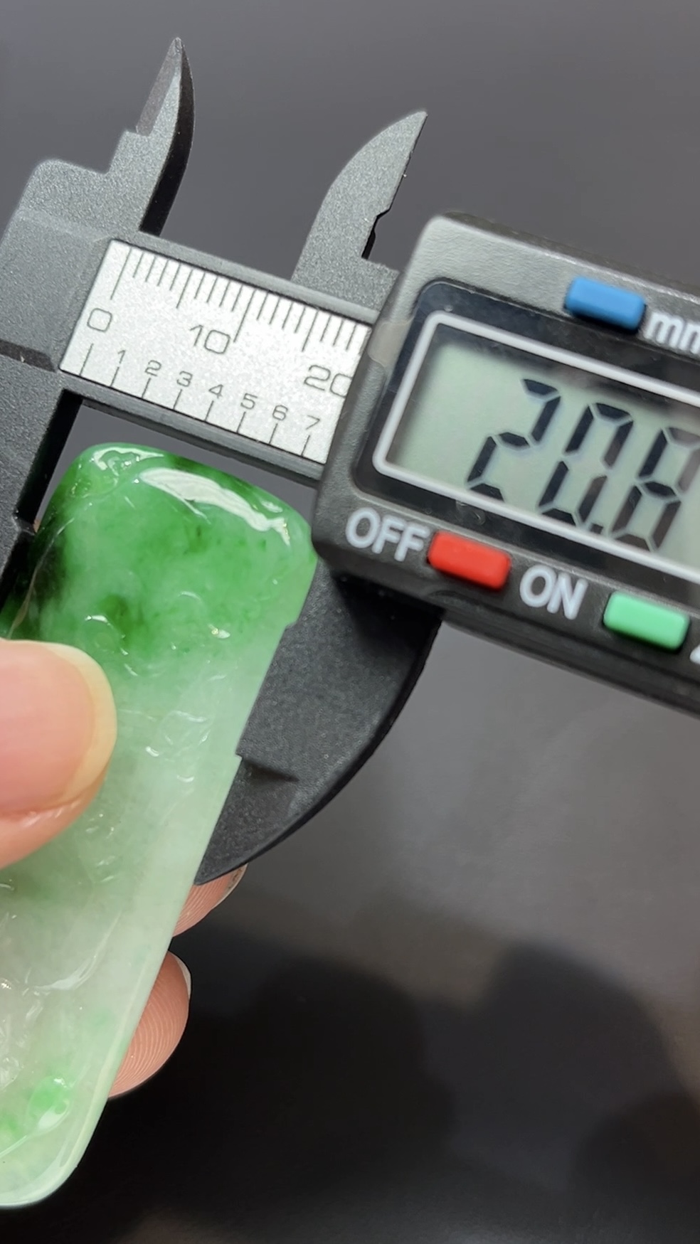 翡翠玉器精選 翠韻慈容・陽綠翡翠站觀音吊墜 編號#442 8 翡翠玉器精選 翠韻慈容・陽綠翡翠站觀音吊墜 編號#442 - Image 8