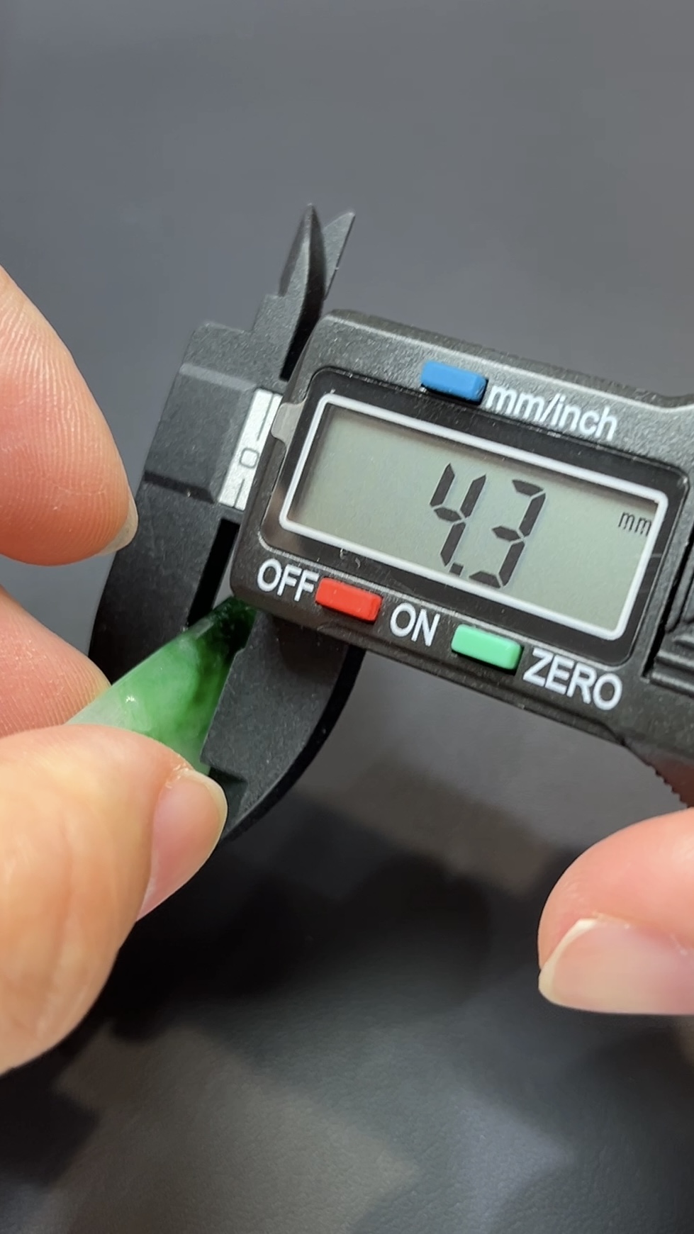 翡翠玉器精選 翠韻慈容・陽綠翡翠站觀音吊墜 編號#442 9 翡翠玉器精選 翠韻慈容・陽綠翡翠站觀音吊墜 編號#442 - Image 9