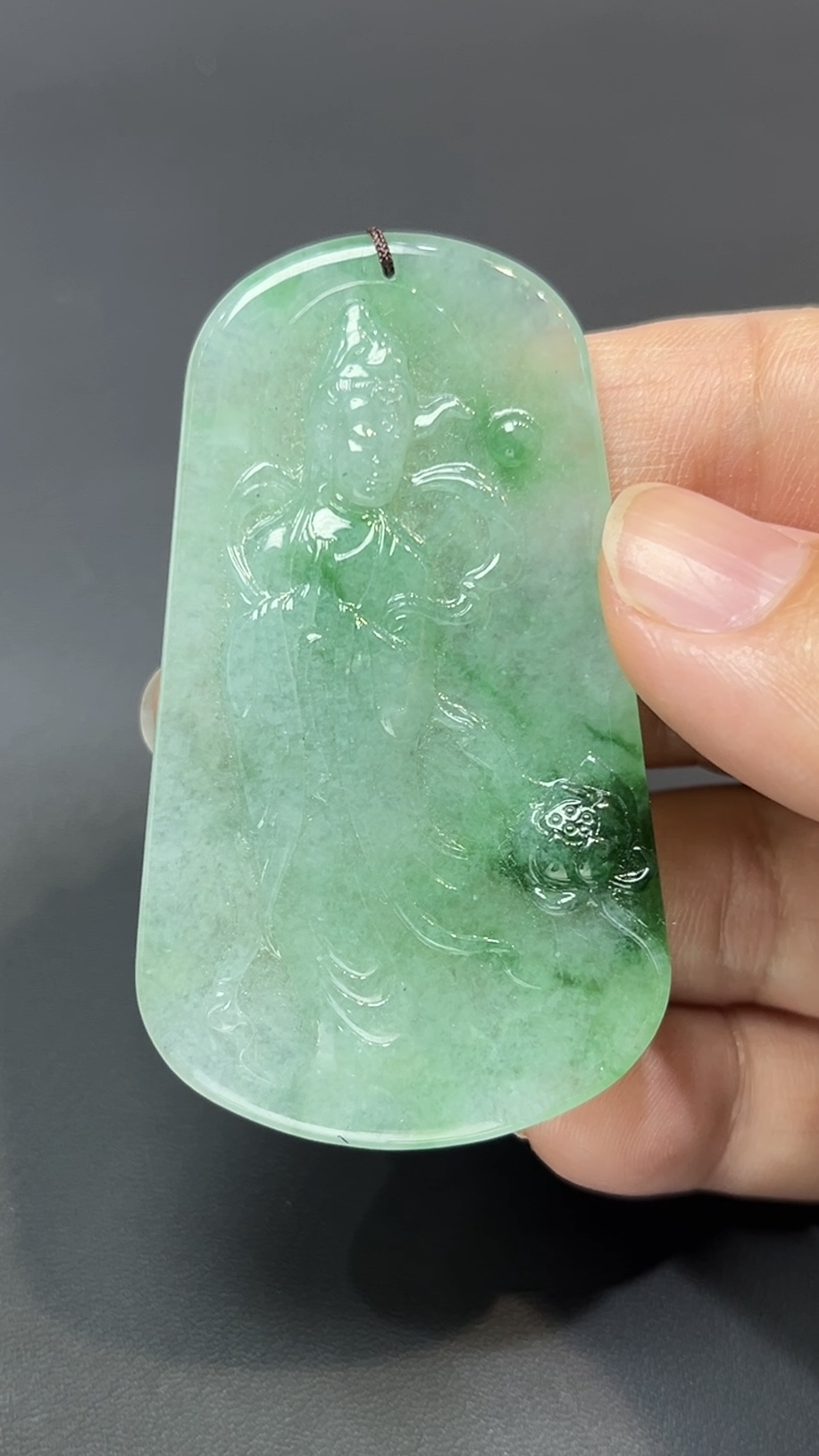 翡翠玉器精選 蓮影回望・綠翡翠合十觀音吊墜#編號445 1 翡翠玉器精選 蓮影回望・綠翡翠合十觀音吊墜#編號445