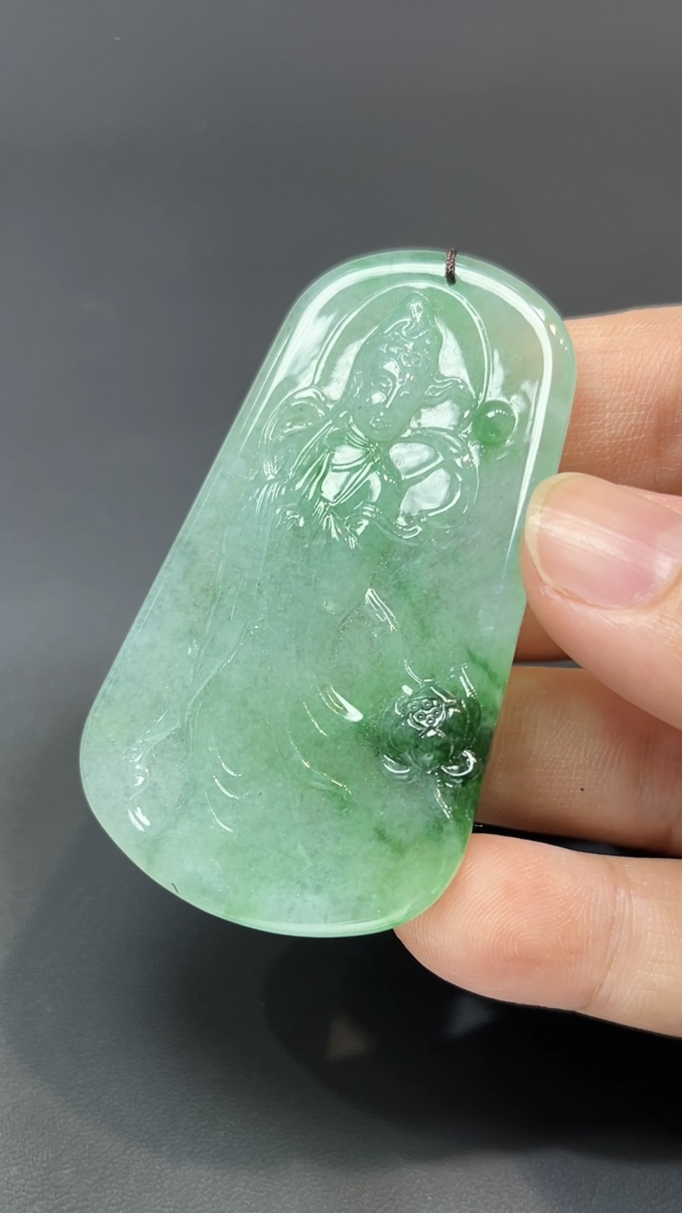 翡翠玉器精選 蓮影回望・綠翡翠合十觀音吊墜#編號445 2 翡翠玉器精選 蓮影回望・綠翡翠合十觀音吊墜#編號445 - Image 2