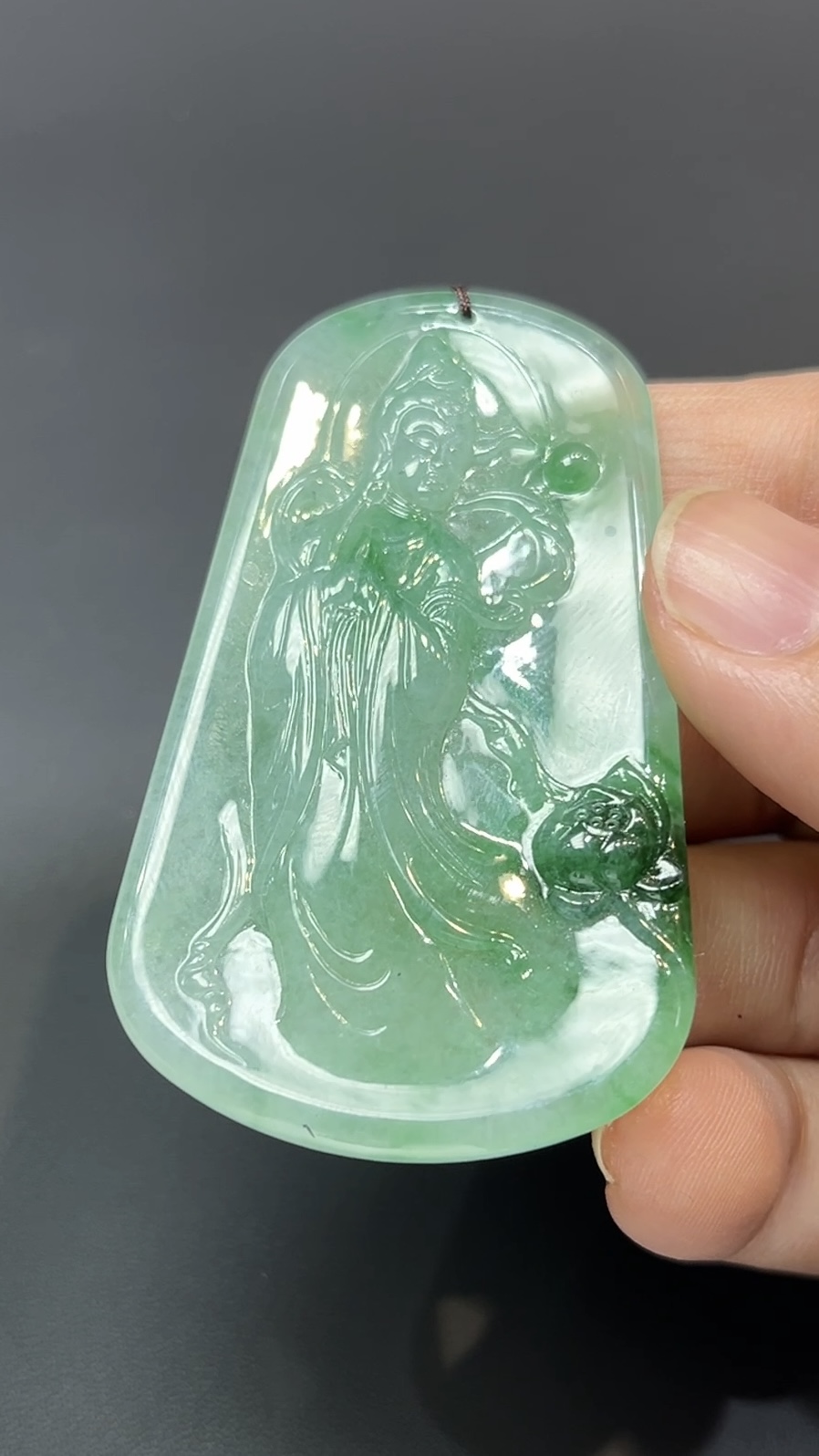 翡翠玉器精選 蓮影回望・綠翡翠合十觀音吊墜#編號445 3 翡翠玉器精選 蓮影回望・綠翡翠合十觀音吊墜#編號445 - Image 3