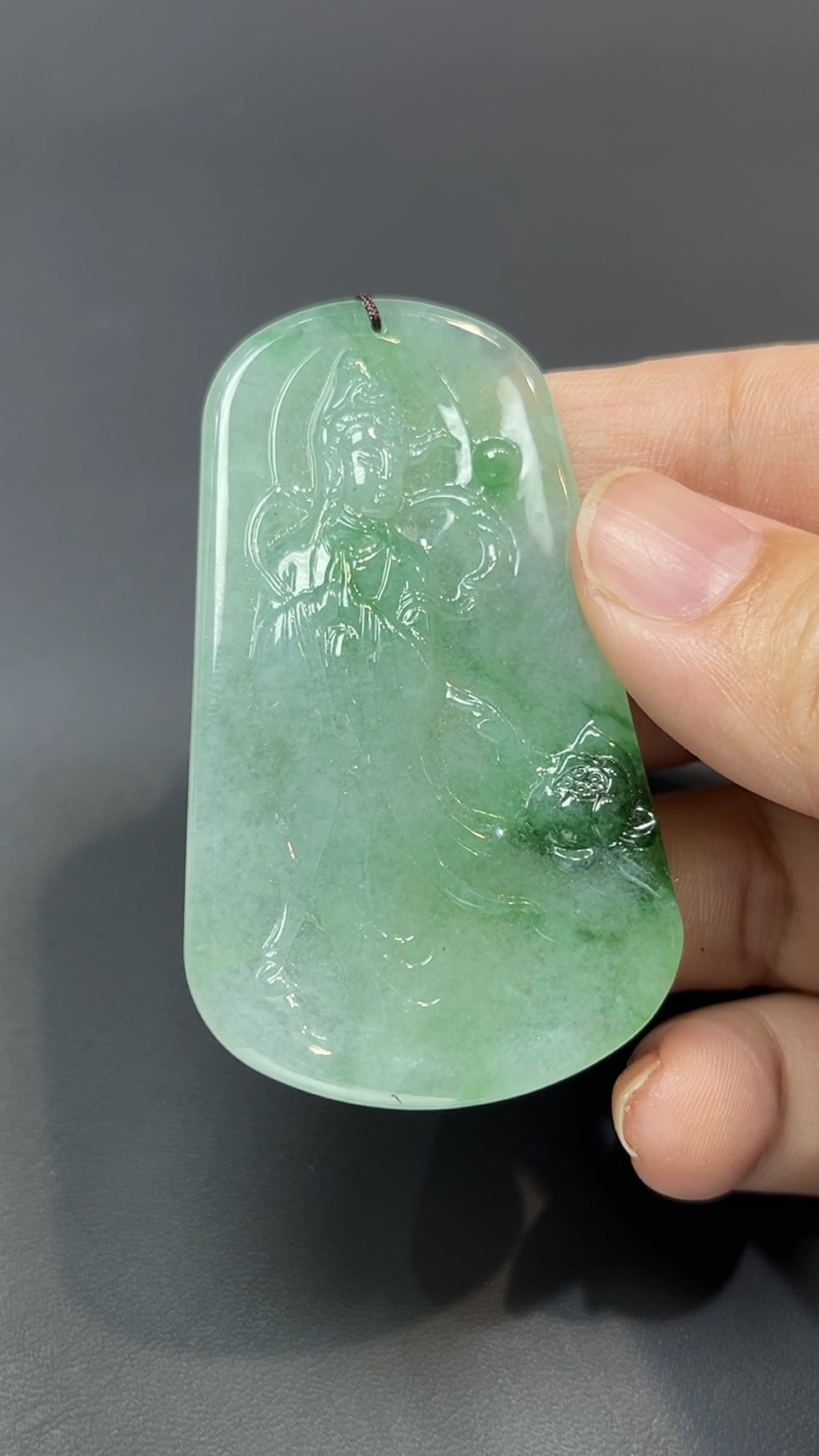 翡翠玉器精選 蓮影回望・綠翡翠合十觀音吊墜#編號445 4 翡翠玉器精選 蓮影回望・綠翡翠合十觀音吊墜#編號445 - Image 4
