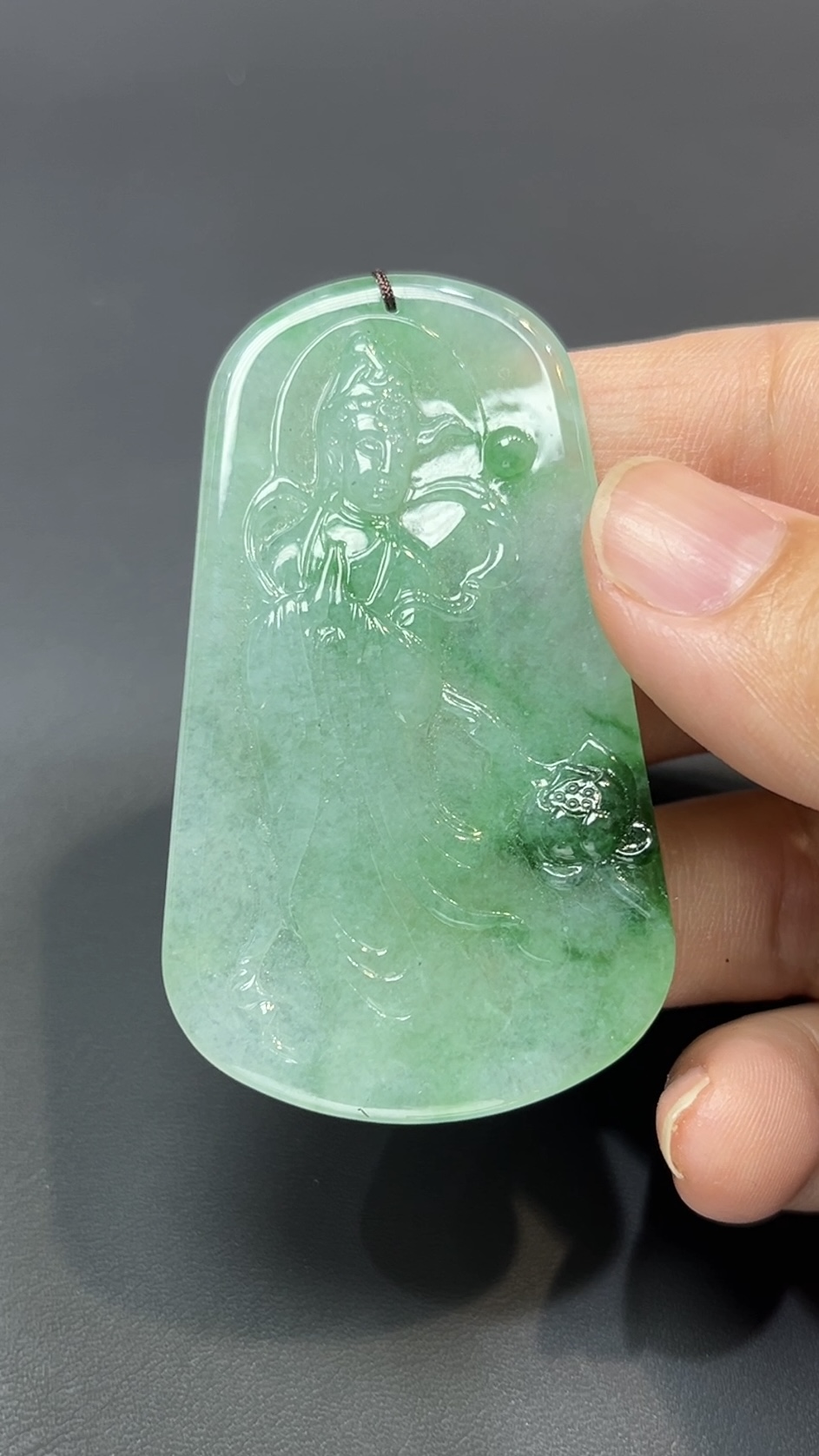 翡翠玉器精選 蓮影回望・綠翡翠合十觀音吊墜#編號445 5 翡翠玉器精選 蓮影回望・綠翡翠合十觀音吊墜#編號445 - Image 5