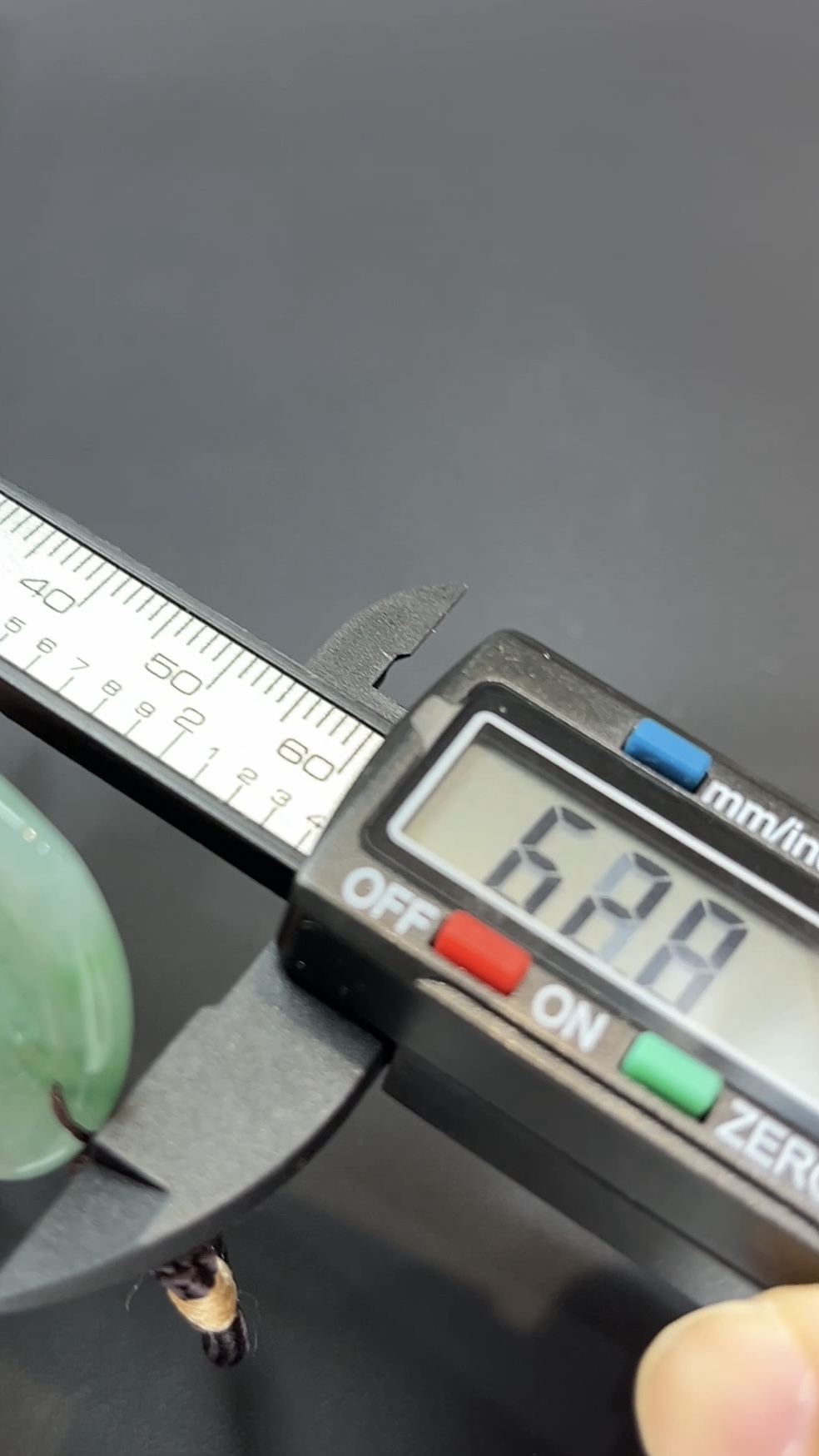 翡翠玉器精選 蓮影回望・綠翡翠合十觀音吊墜#編號445 9 翡翠玉器精選 蓮影回望・綠翡翠合十觀音吊墜#編號445 - Image 9