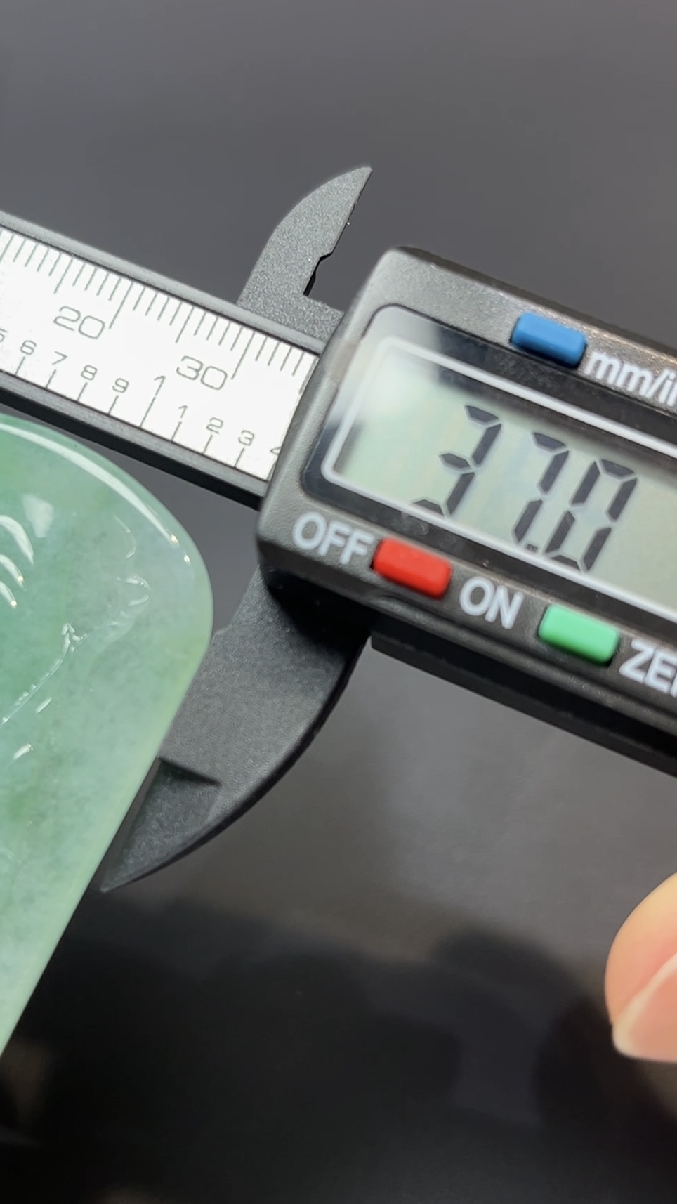 翡翠玉器精選 蓮影回望・綠翡翠合十觀音吊墜#編號445 10 翡翠玉器精選 蓮影回望・綠翡翠合十觀音吊墜#編號445 - Image 10