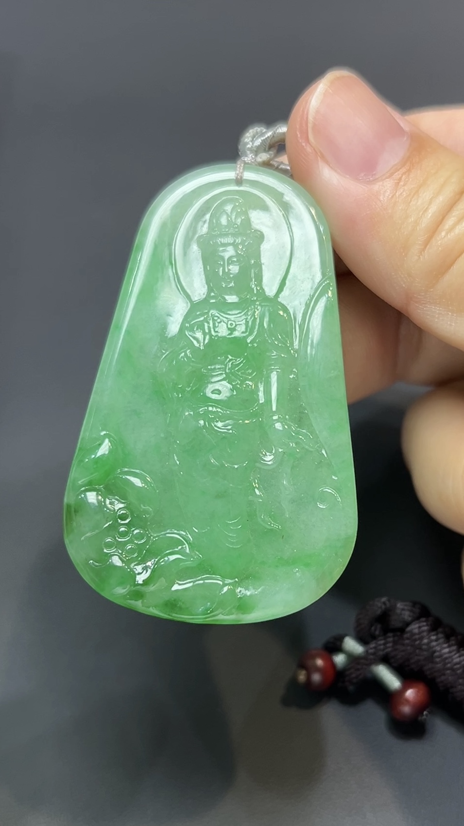 蓮影生光・天然翡翠陽綠玉佩觀音像 #編號446 1 蓮影生光・天然翡翠陽綠玉佩觀音像 #編號446