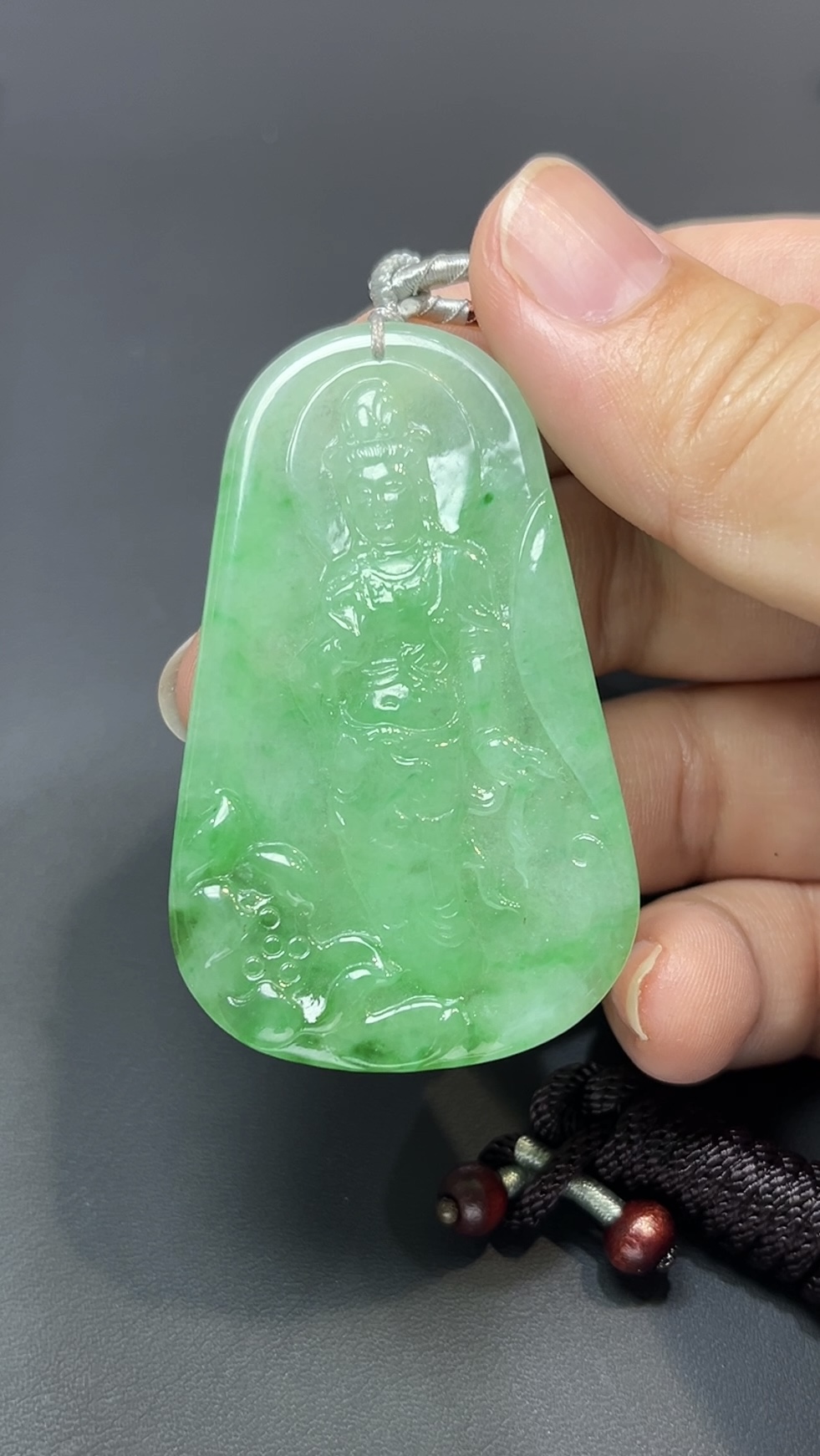 蓮影生光・天然翡翠陽綠玉佩觀音像 #編號446 2 蓮影生光・天然翡翠陽綠玉佩觀音像 #編號446 - Image 2
