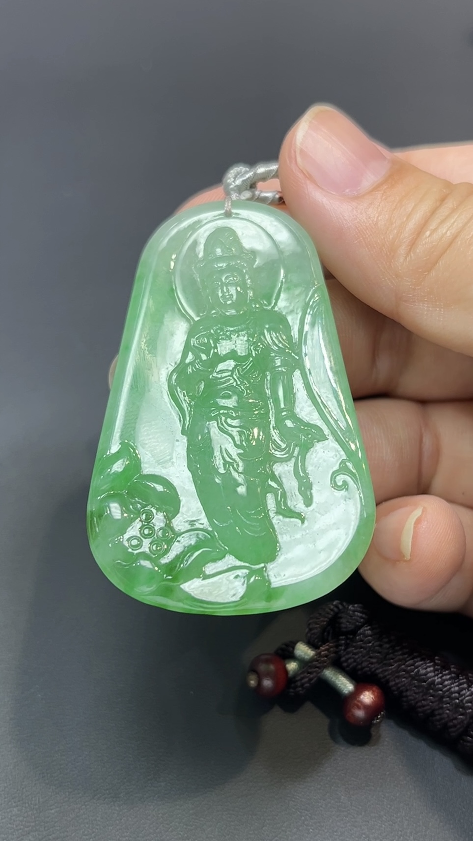 蓮影生光・天然翡翠陽綠玉佩觀音像 #編號446 3 蓮影生光・天然翡翠陽綠玉佩觀音像 #編號446 - Image 3